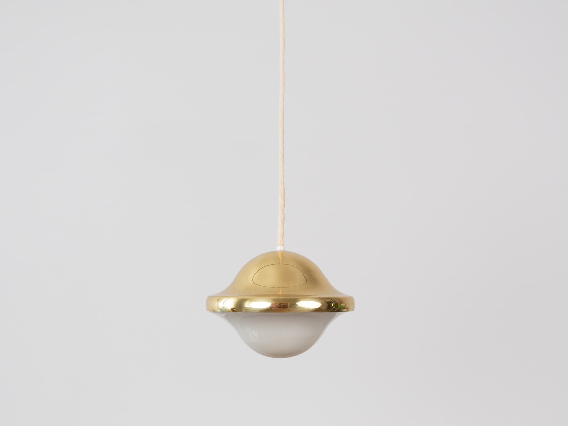 Para lamp wiszących Bubi, złoty metal, biały szklany klosz, proj. H. Kuppel, Louis Poulsen, Dania, lata 70. - 341561
