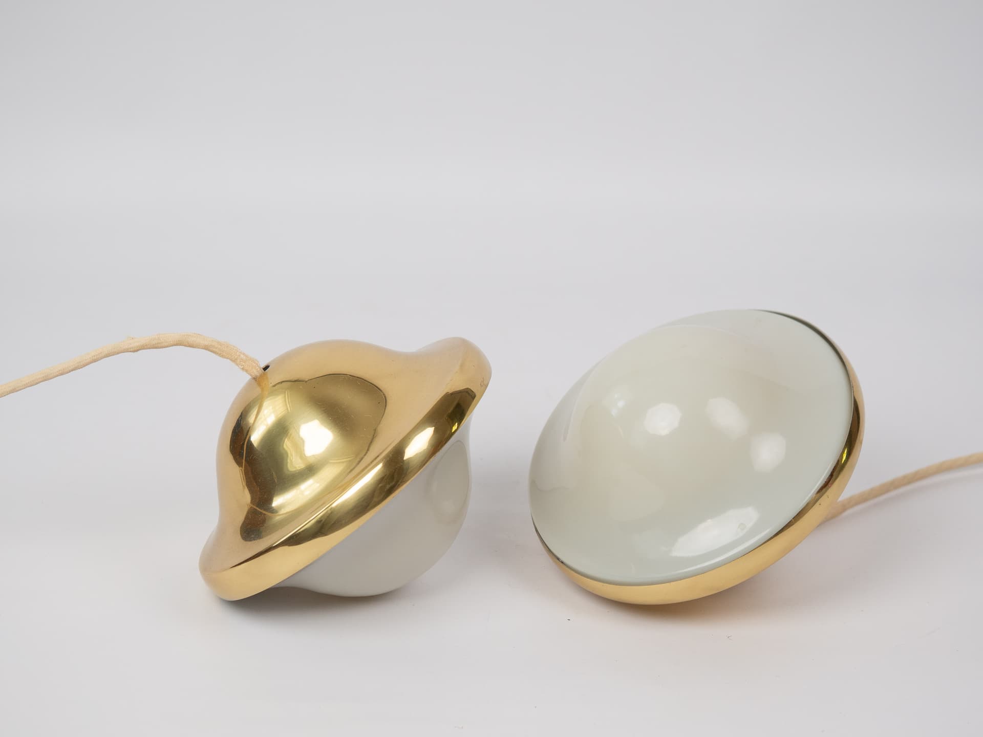 Para lamp wiszących Bubi, złoty metal, biały szklany klosz, proj. H. Kuppel, Louis Poulsen, Dania, lata 70. - 341565