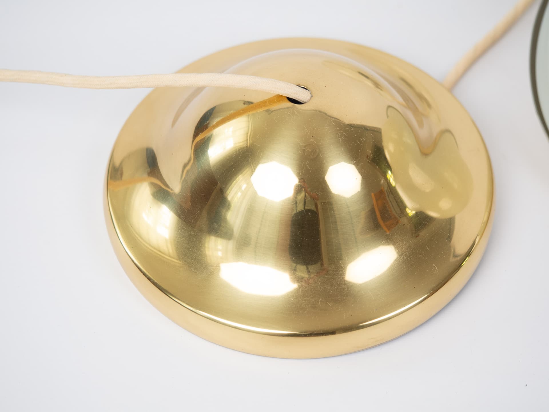 Para lamp wiszących Bubi, złoty metal, biały szklany klosz, proj. H. Kuppel, Louis Poulsen, Dania, lata 70. - 341570