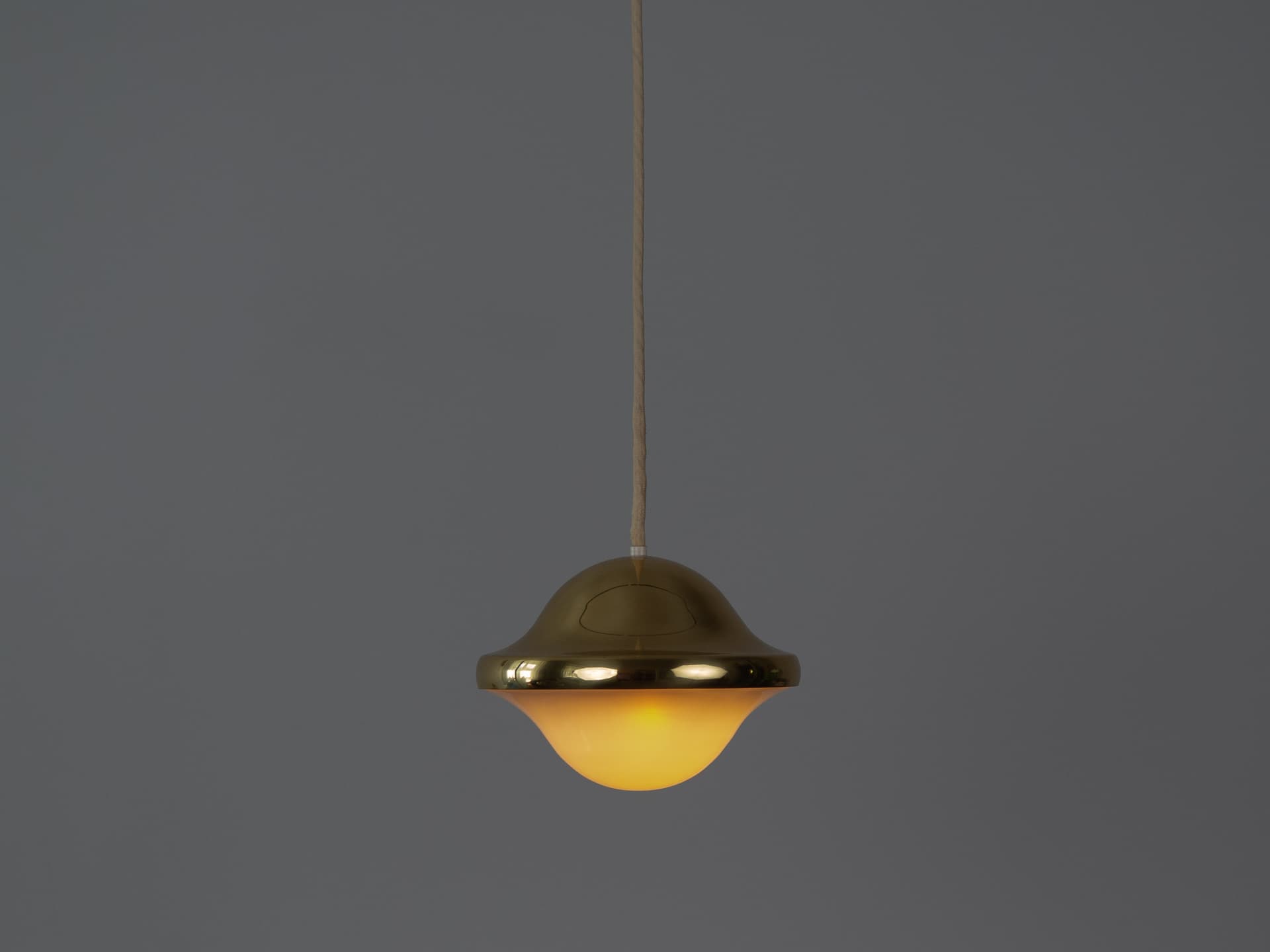 Para lamp wiszących Bubi, złoty metal, biały szklany klosz, proj. H. Kuppel, Louis Poulsen, Dania, lata 70. - 341562