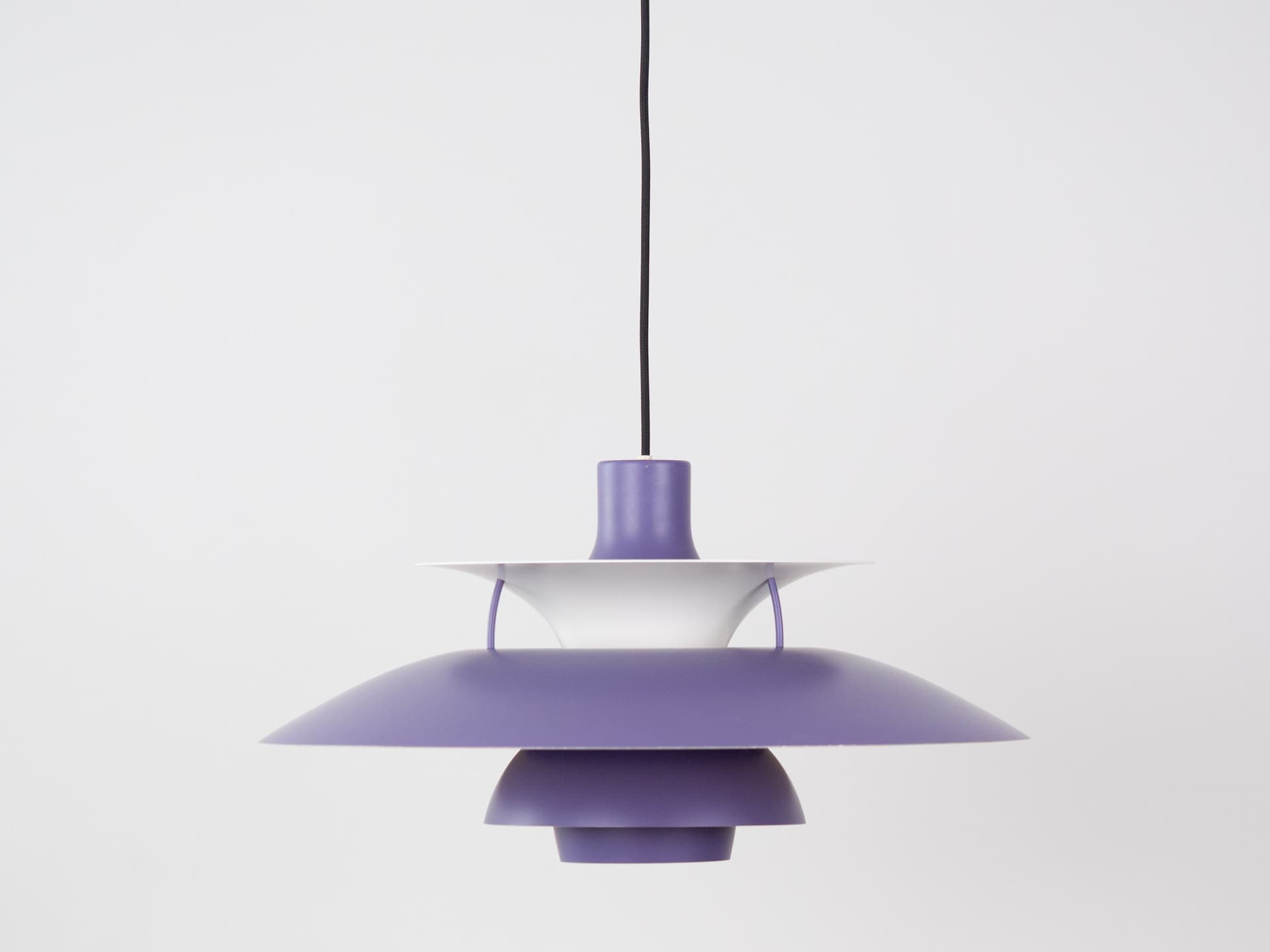 Lampa wisząca PH 5, lawendowy fiolet, aluminium biały, proj. P. Henningsen, Louis Poulsen, Dania, lata 60. - 341582