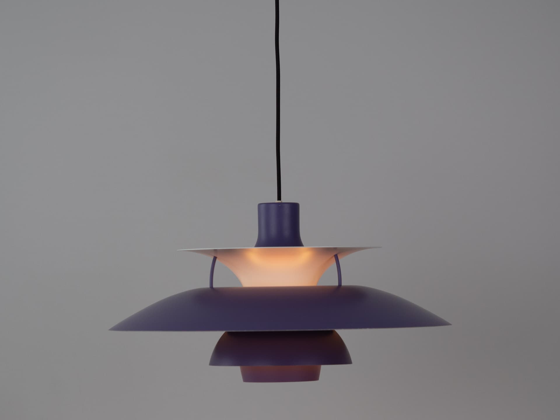 Lampa wisząca PH 5, lawendowy fiolet, aluminium biały, proj. P. Henningsen, Louis Poulsen, Dania, lata 60. - 341583