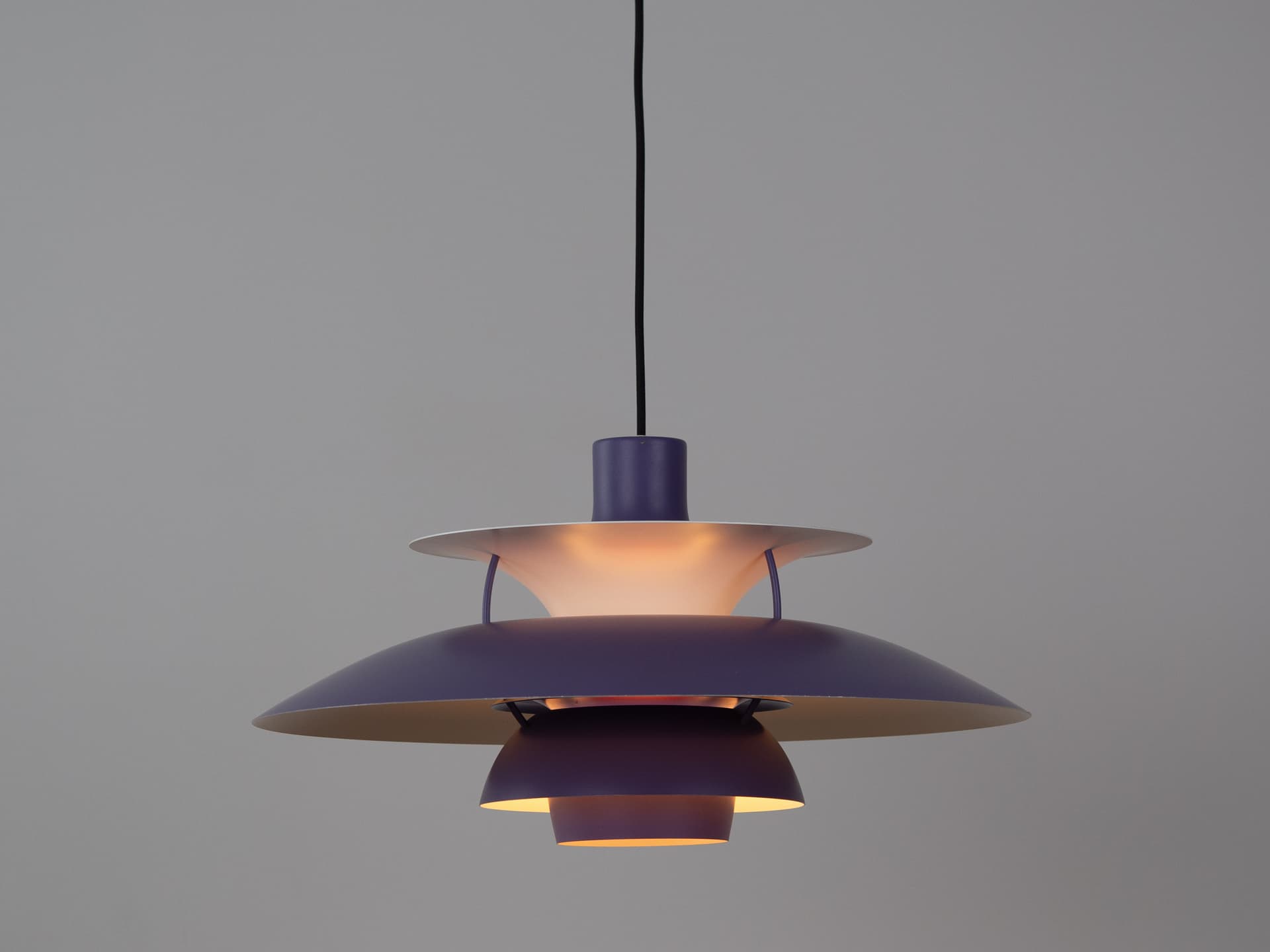 Lampa wisząca PH 5, lawendowy fiolet, aluminium biały, proj. P. Henningsen, Louis Poulsen, Dania, lata 60. - 341584