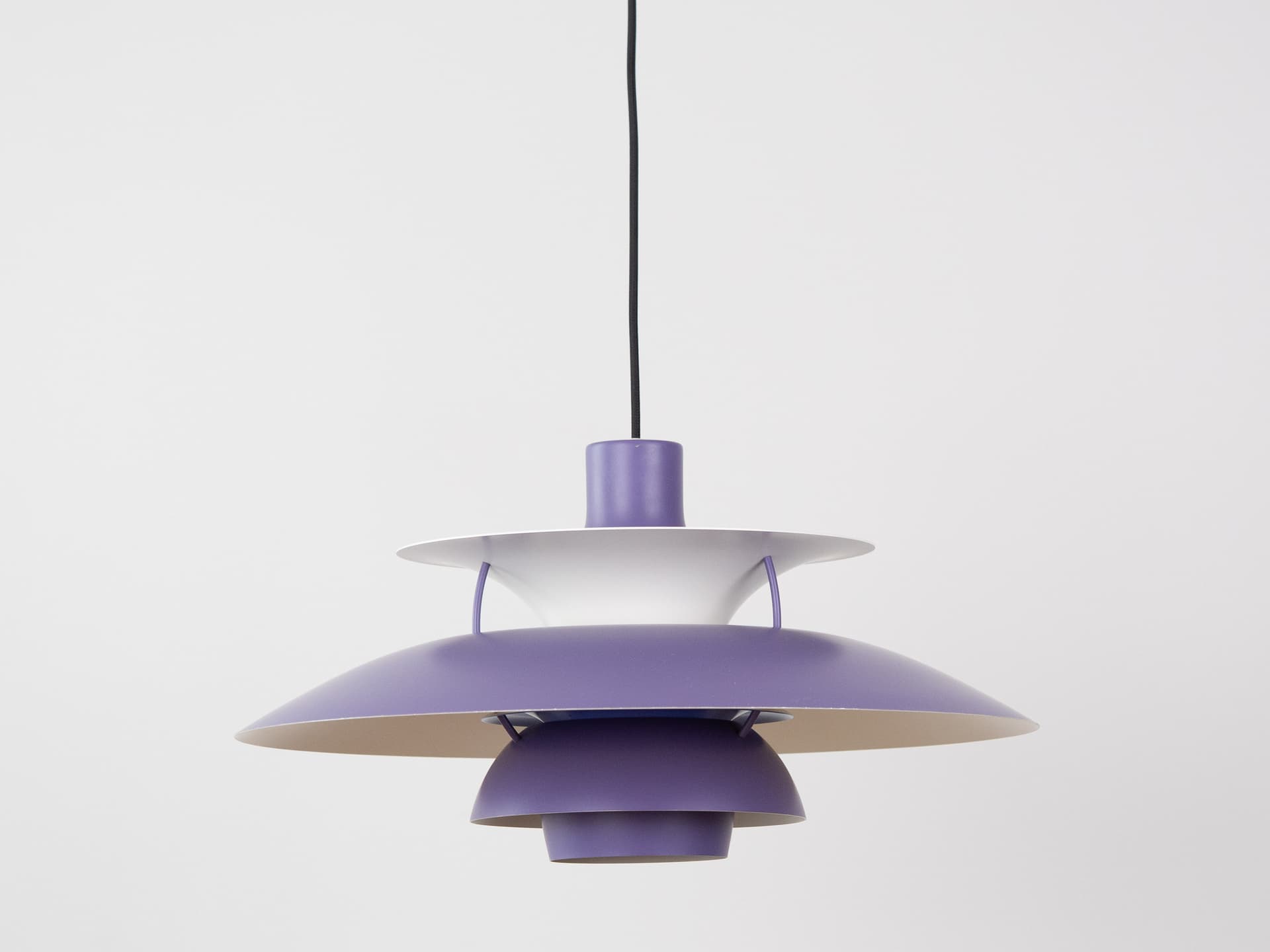 Lampa wisząca PH 5, lawendowy fiolet, aluminium biały, proj. P. Henningsen, Louis Poulsen, Dania, lata 60. - 341585