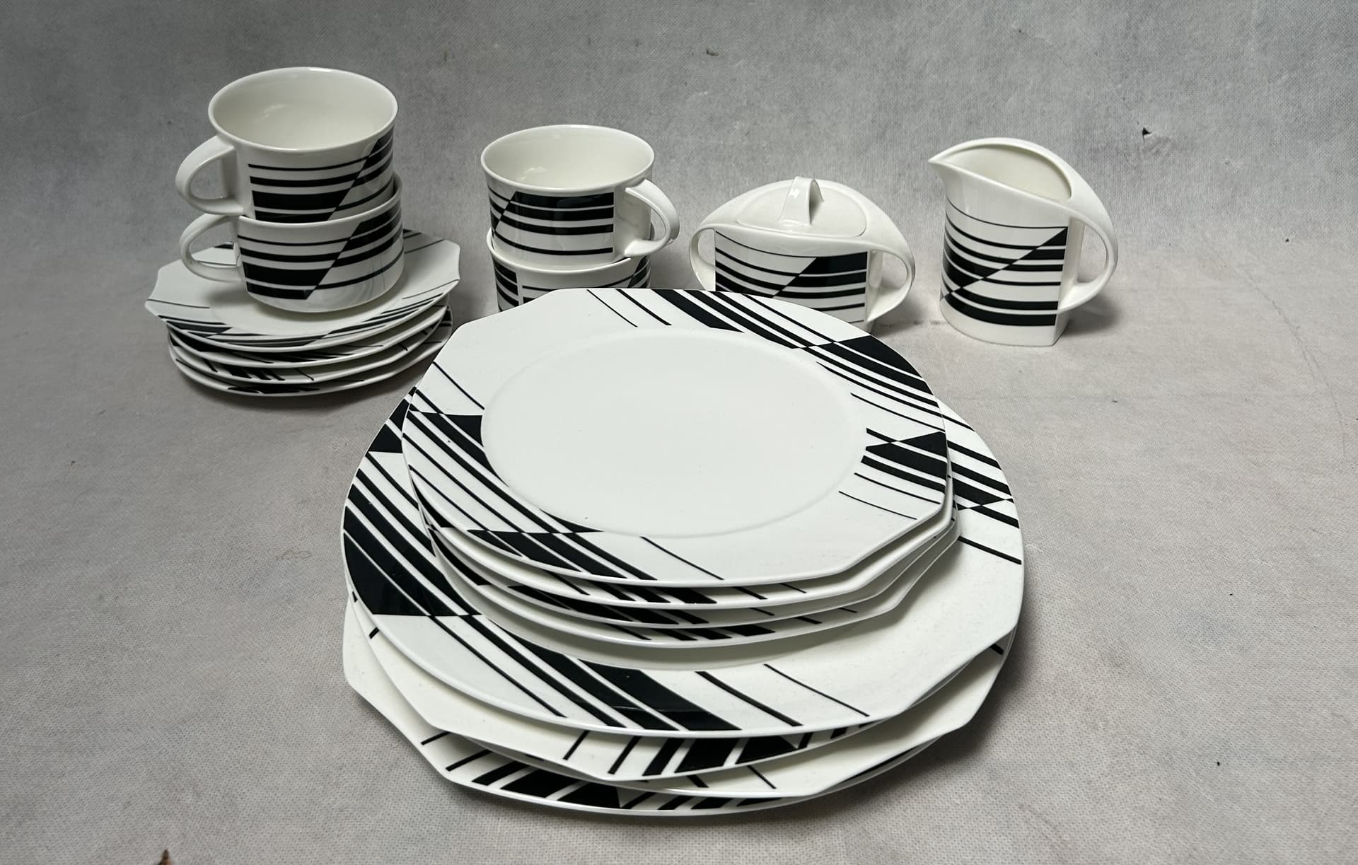 Serwis obiadowy Linea, biały czarny, porcelana, Villeroy & Boch, Luksemburg, lata 80. - 341759
