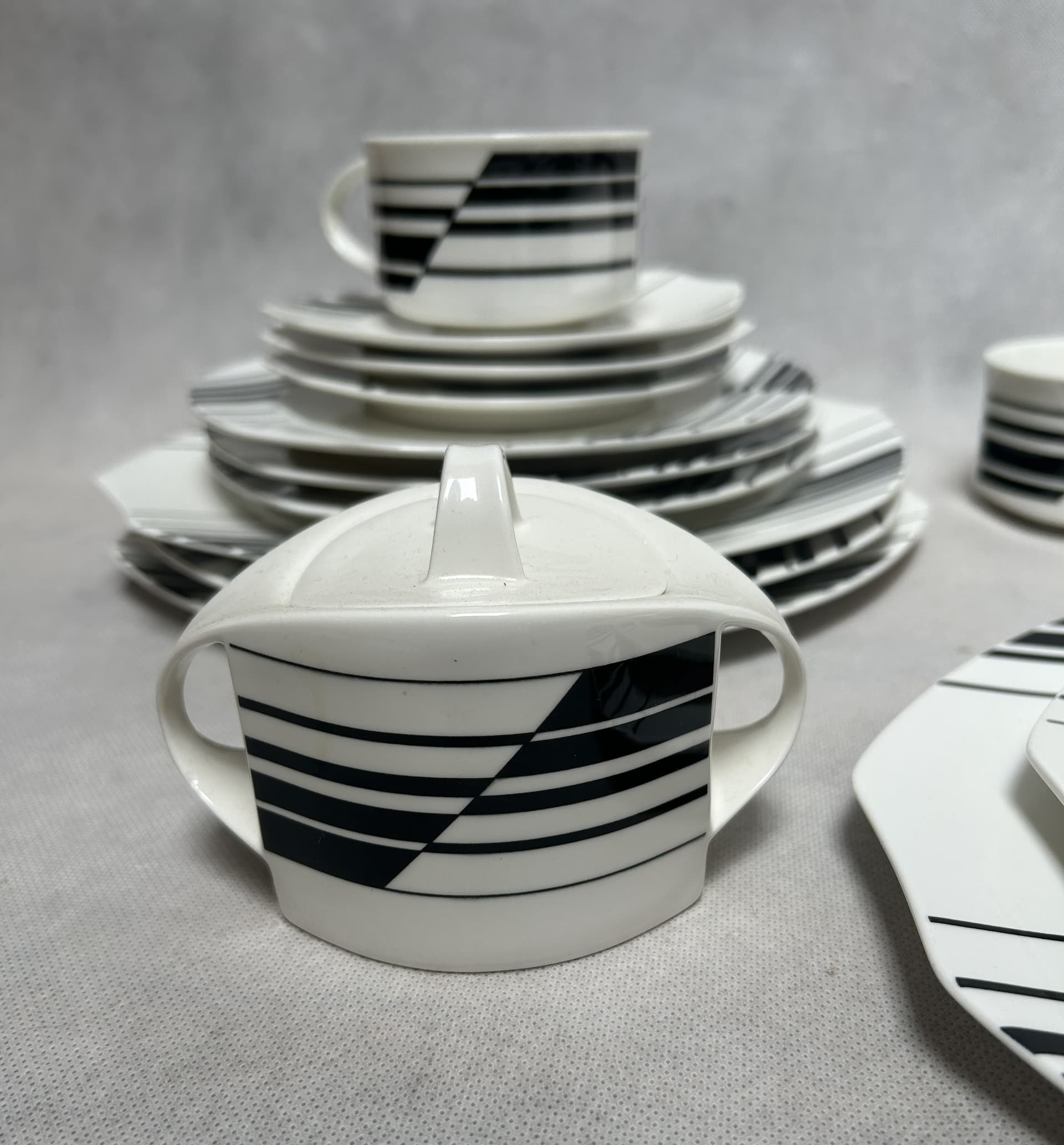 Serwis obiadowy Linea, biały czarny, porcelana, Villeroy & Boch, Luksemburg, lata 80. - 341764
