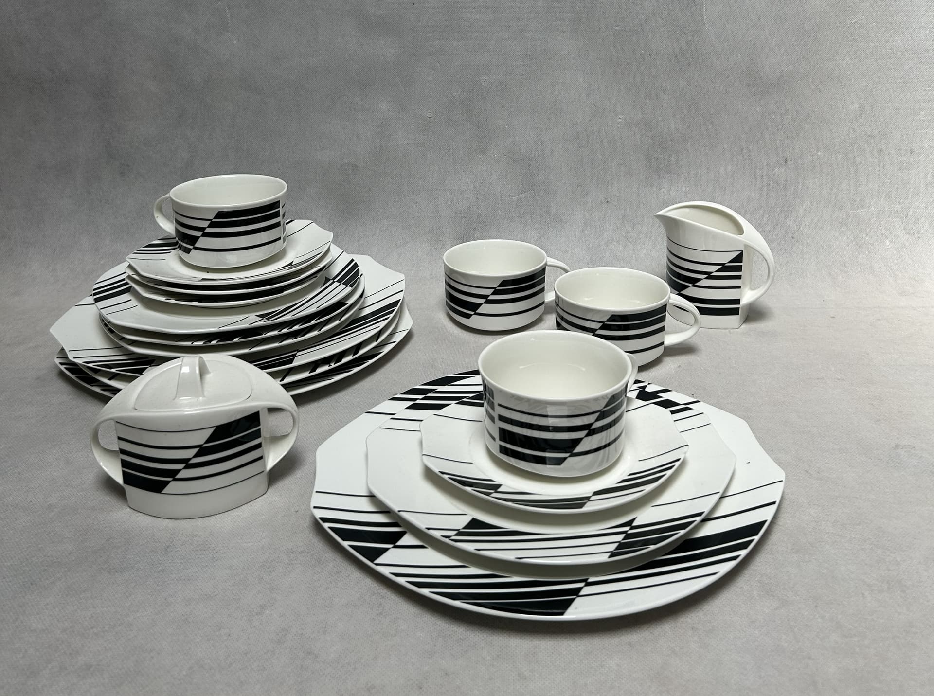 Serwis obiadowy Linea, biały czarny, porcelana, Villeroy & Boch, Luksemburg, lata 80. - 341765