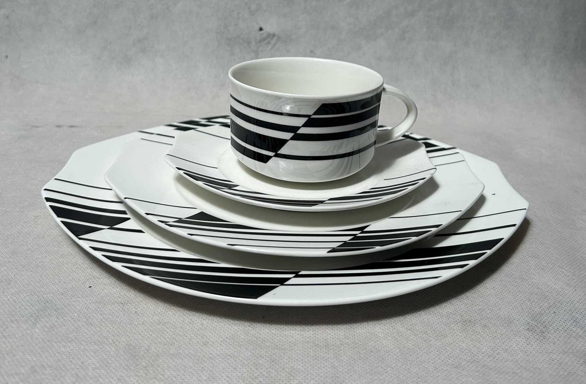 Serwis obiadowy Linea, biały czarny, porcelana, Villeroy & Boch, Luksemburg, lata 80. - 341761