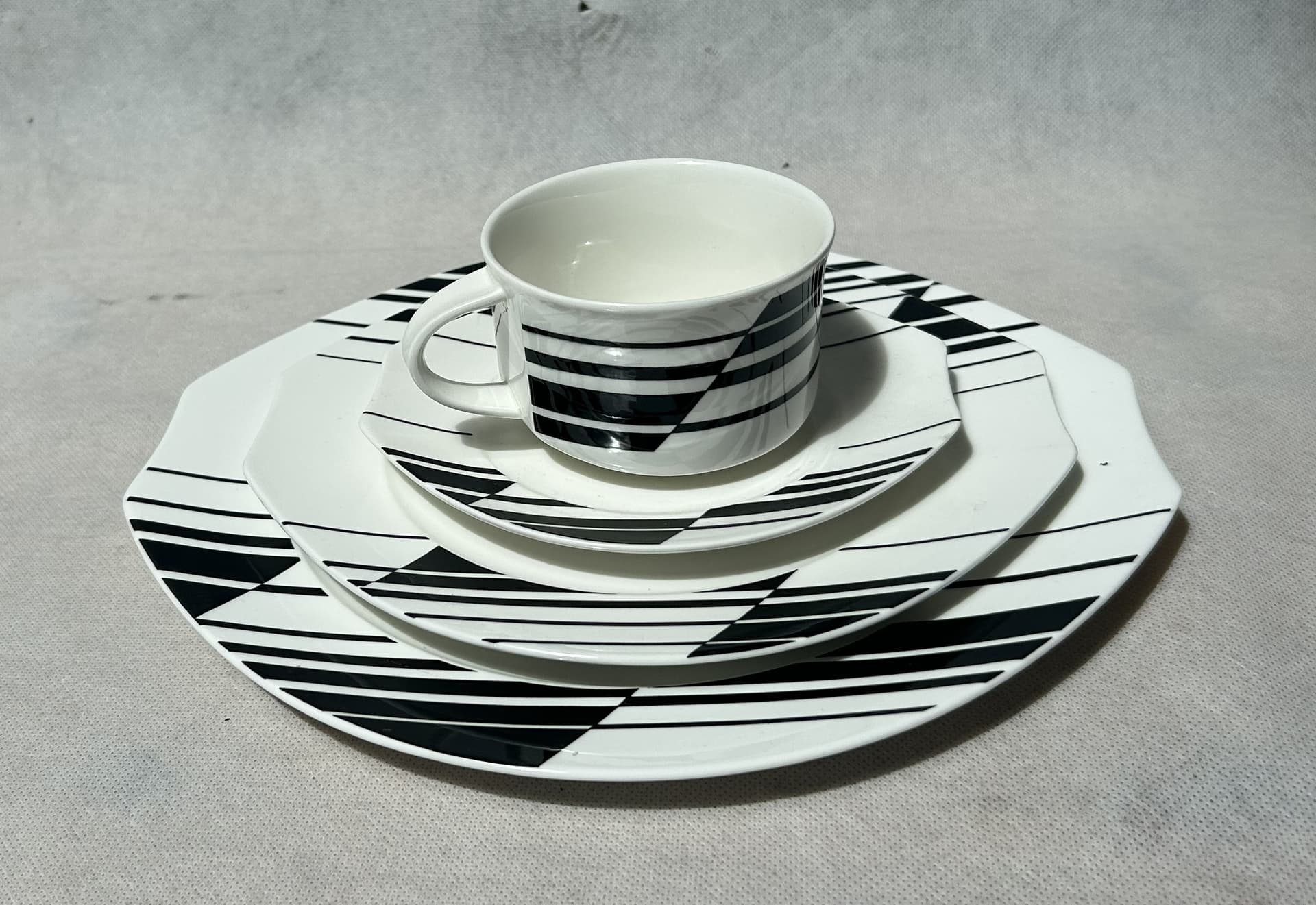 Serwis obiadowy Linea, biały czarny, porcelana, Villeroy & Boch, Luksemburg, lata 80. - 341758