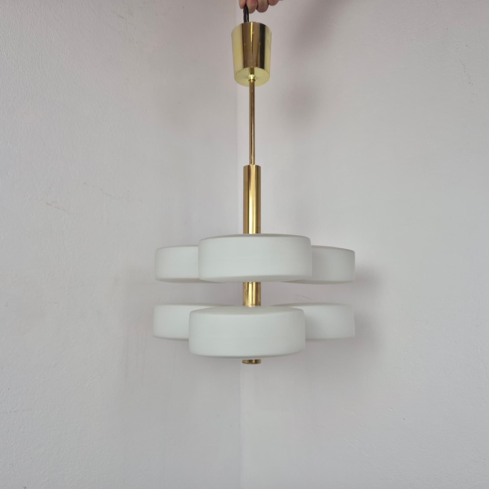 Lampa wisząca Sputnik, mosiądz złoty, szkło białe, Kaiser Leuchten, Niemcy, lata 60. - 341897