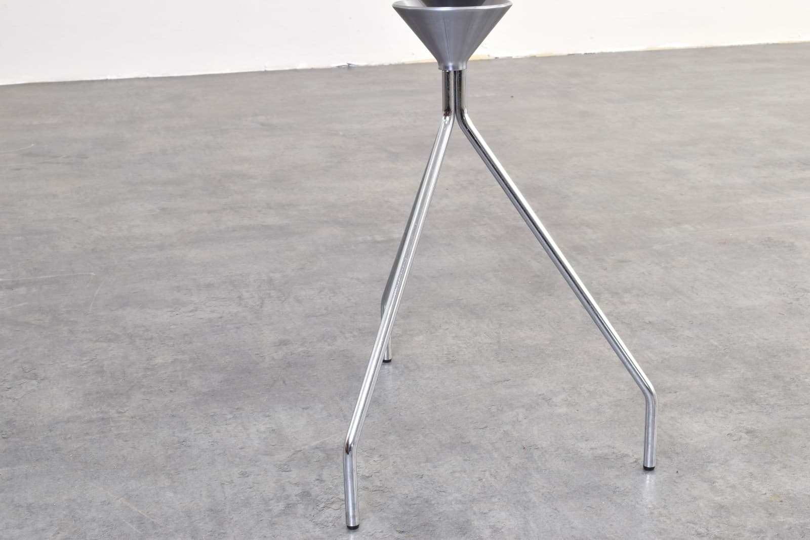 Magazine rack Omero, silver aluminum, silver stainless steel, by F. Gomez Paz, Driade, Italy - 341928