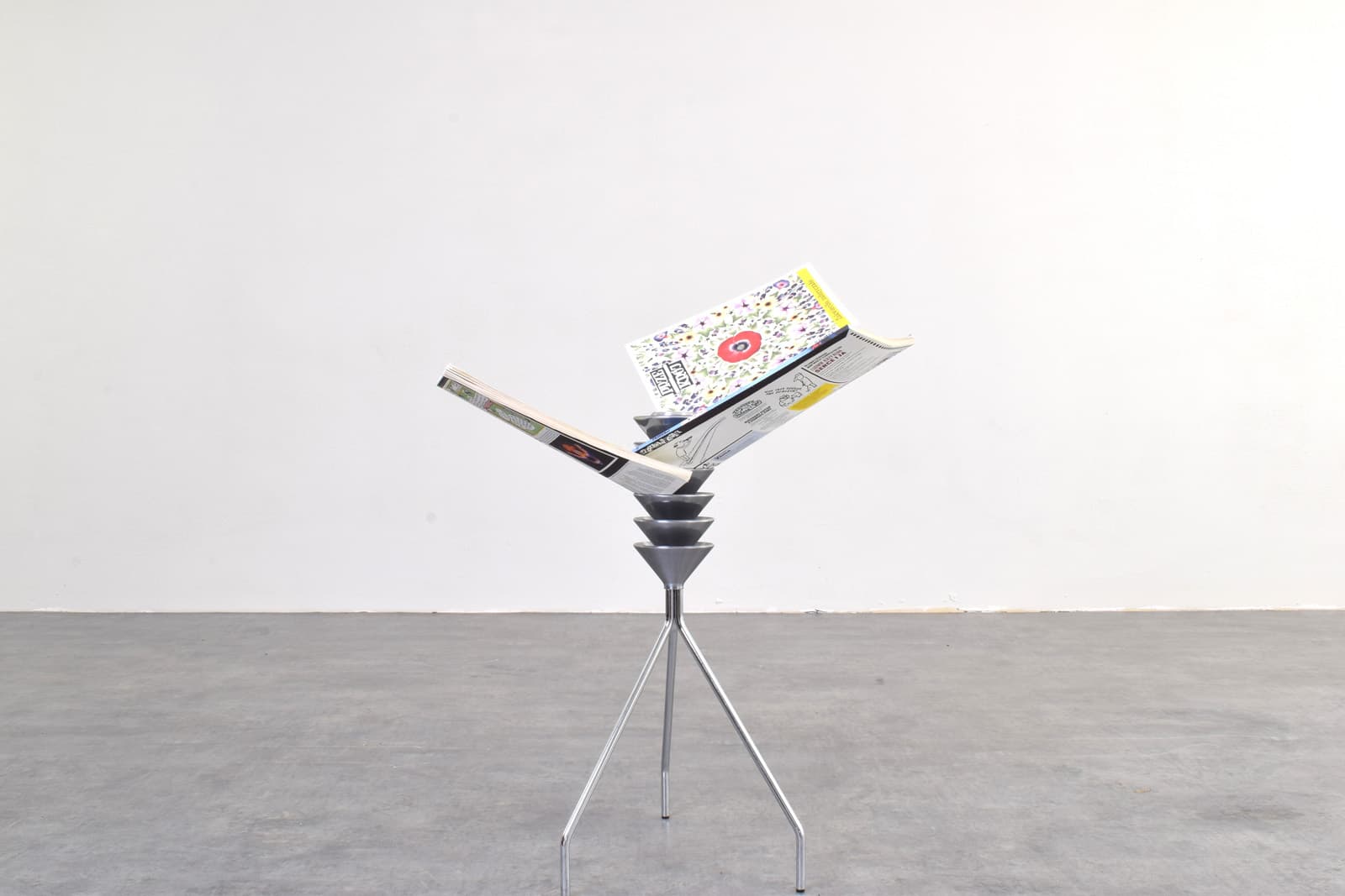 Magazine rack Omero, silver aluminum, silver stainless steel, by F. Gomez Paz, Driade, Italy - 341921