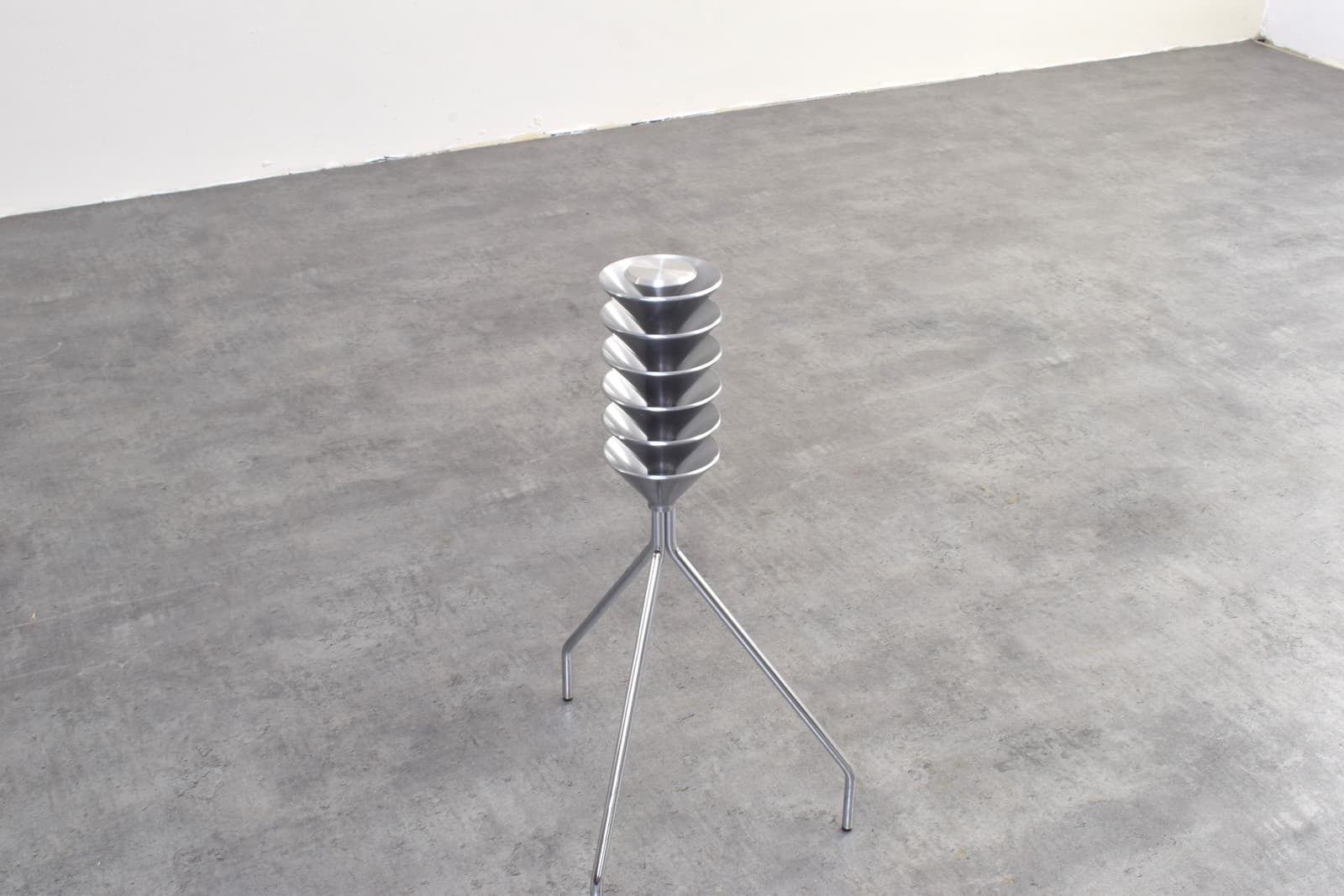 Magazine rack Omero, silver aluminum, silver stainless steel, by F. Gomez Paz, Driade, Italy - 341924