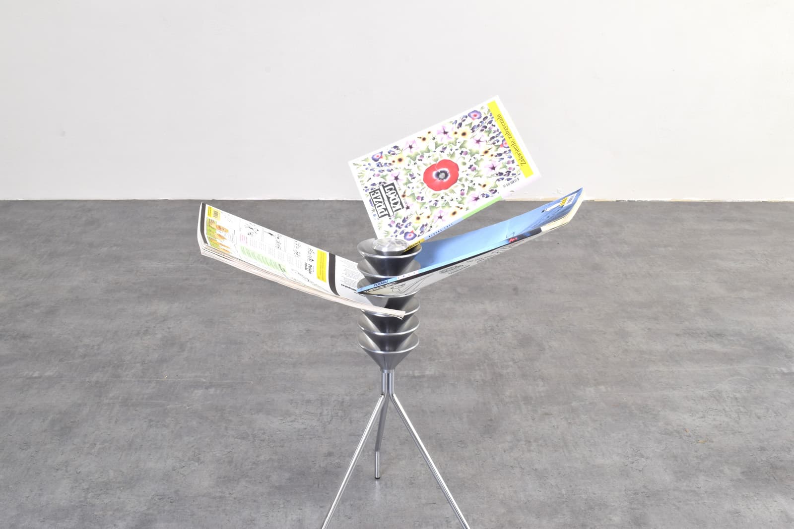 Magazine rack Omero, silver aluminum, silver stainless steel, by F. Gomez Paz, Driade, Italy - 341923