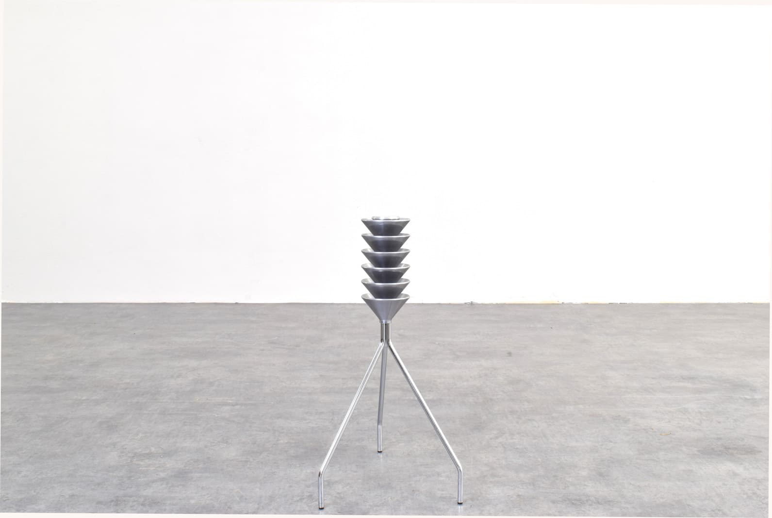 Magazine rack Omero, silver aluminum, silver stainless steel, by F. Gomez Paz, Driade, Italy - 341920