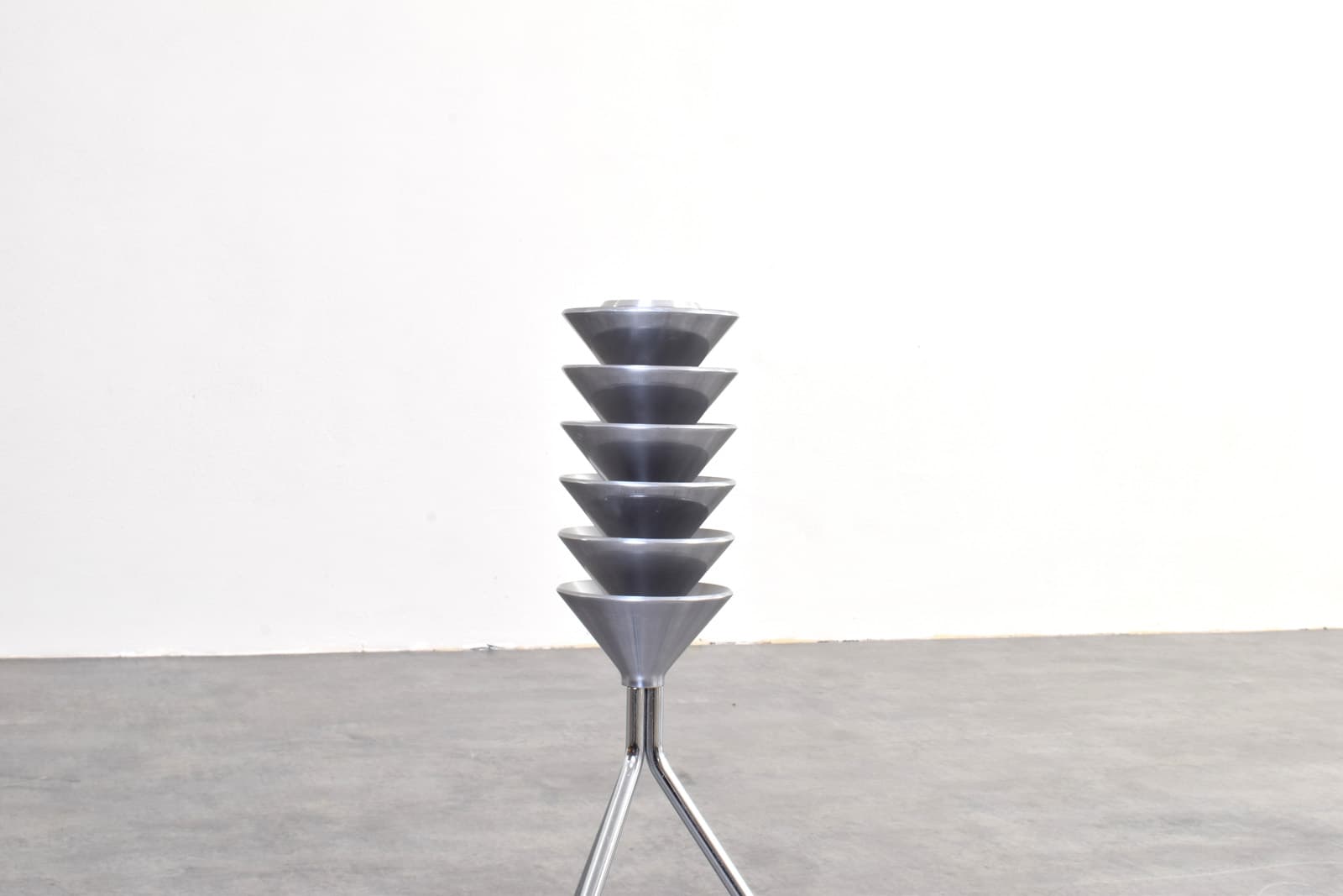 Magazine rack Omero, silver aluminum, silver stainless steel, by F. Gomez Paz, Driade, Italy - 341927