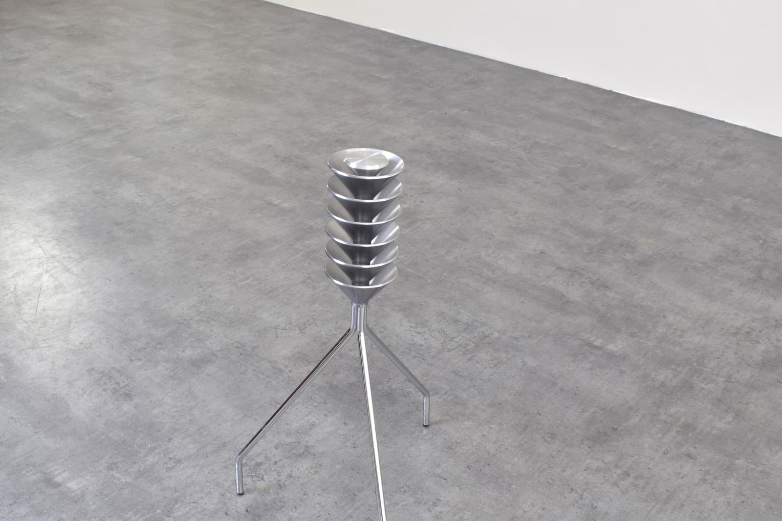 Magazine rack Omero, silver aluminum, silver stainless steel, by F. Gomez Paz, Driade, Italy - 341925