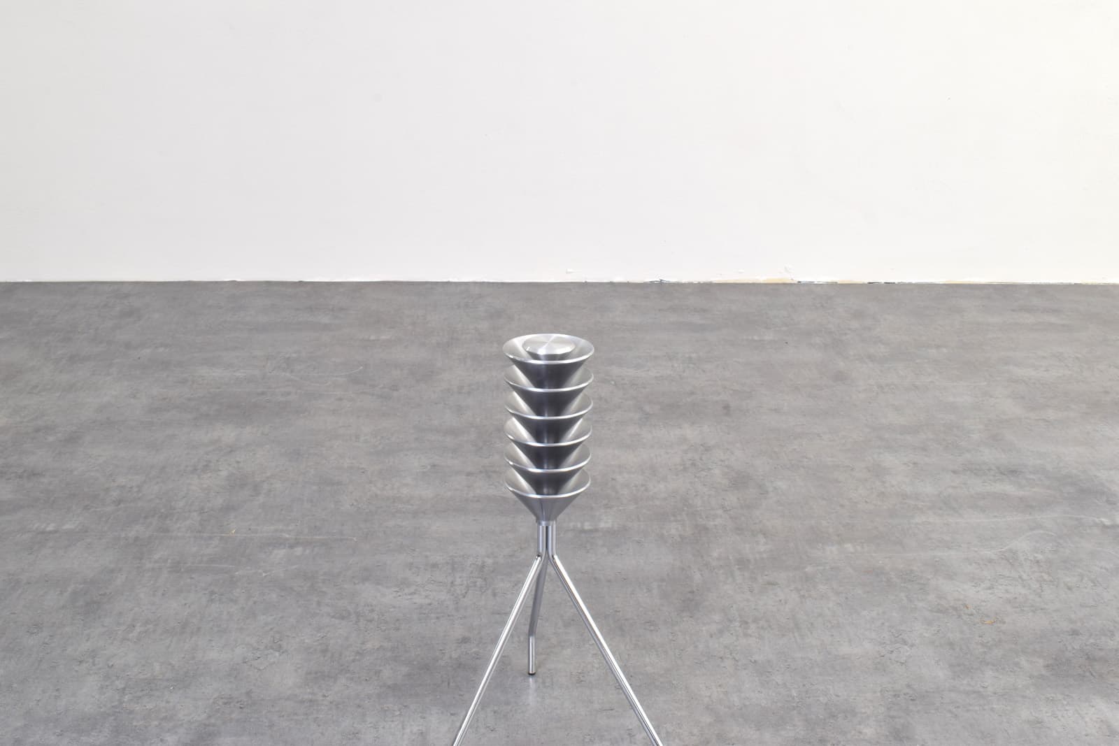 Magazine rack Omero, silver aluminum, silver stainless steel, by F. Gomez Paz, Driade, Italy - 341922