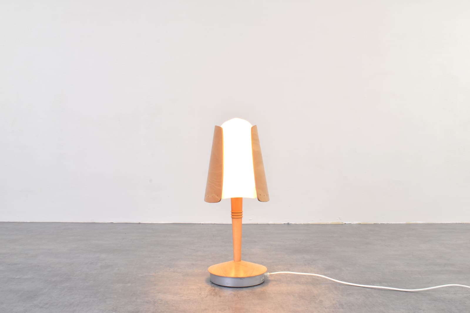 Lampa stołowa Harmonie, buk brązowy, akryl biały, metal szary, proj. S. Eriksen, Lucid, Francja, lata 90. - 341989