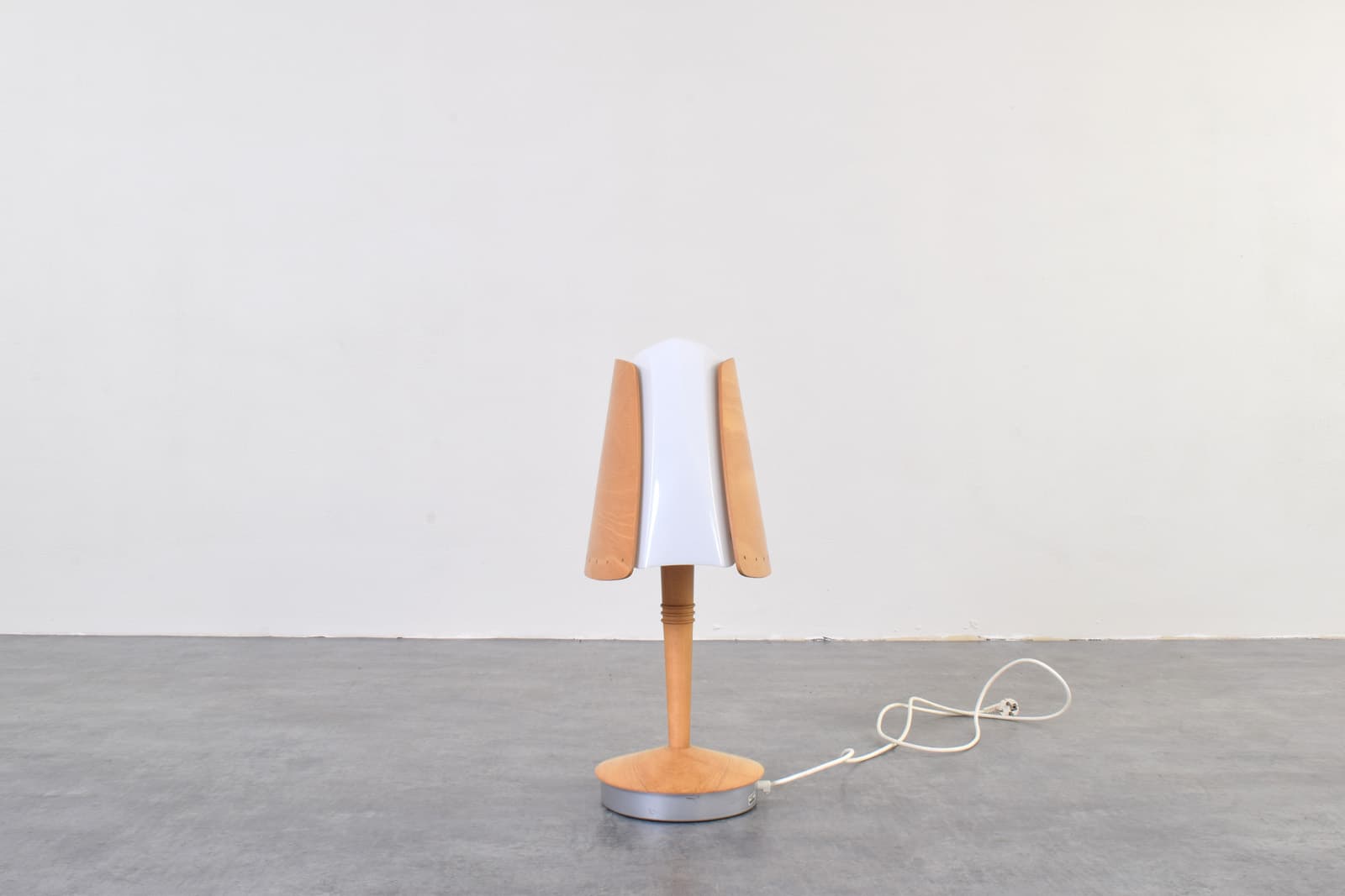 Lampa stołowa Harmonie, buk brązowy, akryl biały, metal szary, proj. S. Eriksen, Lucid, Francja, lata 90. - 341987