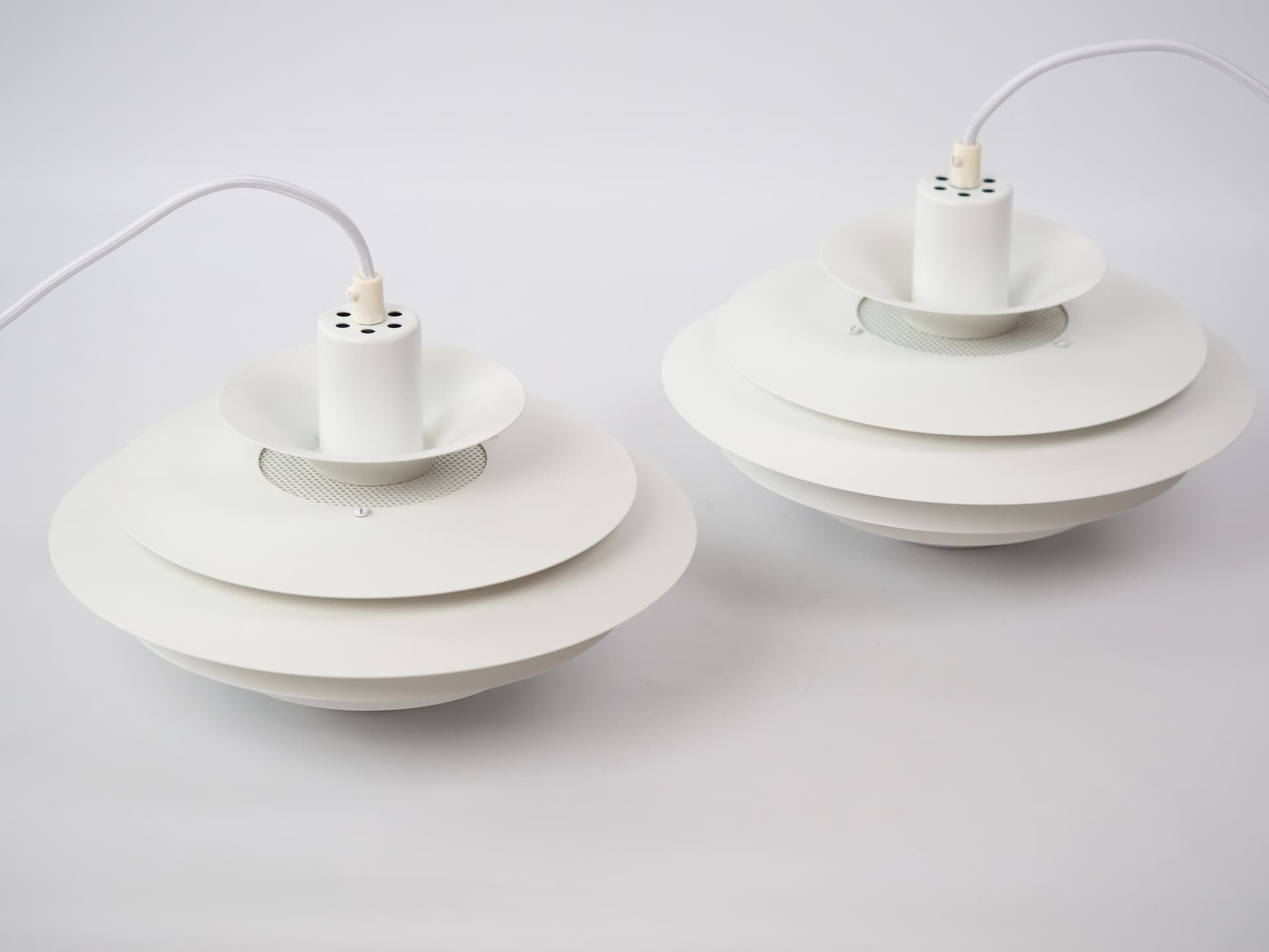 Para lamp wiszących Verona, aluminium biały, proj. K. Wiborg, Jeka, Dania, lata 80. - 342317