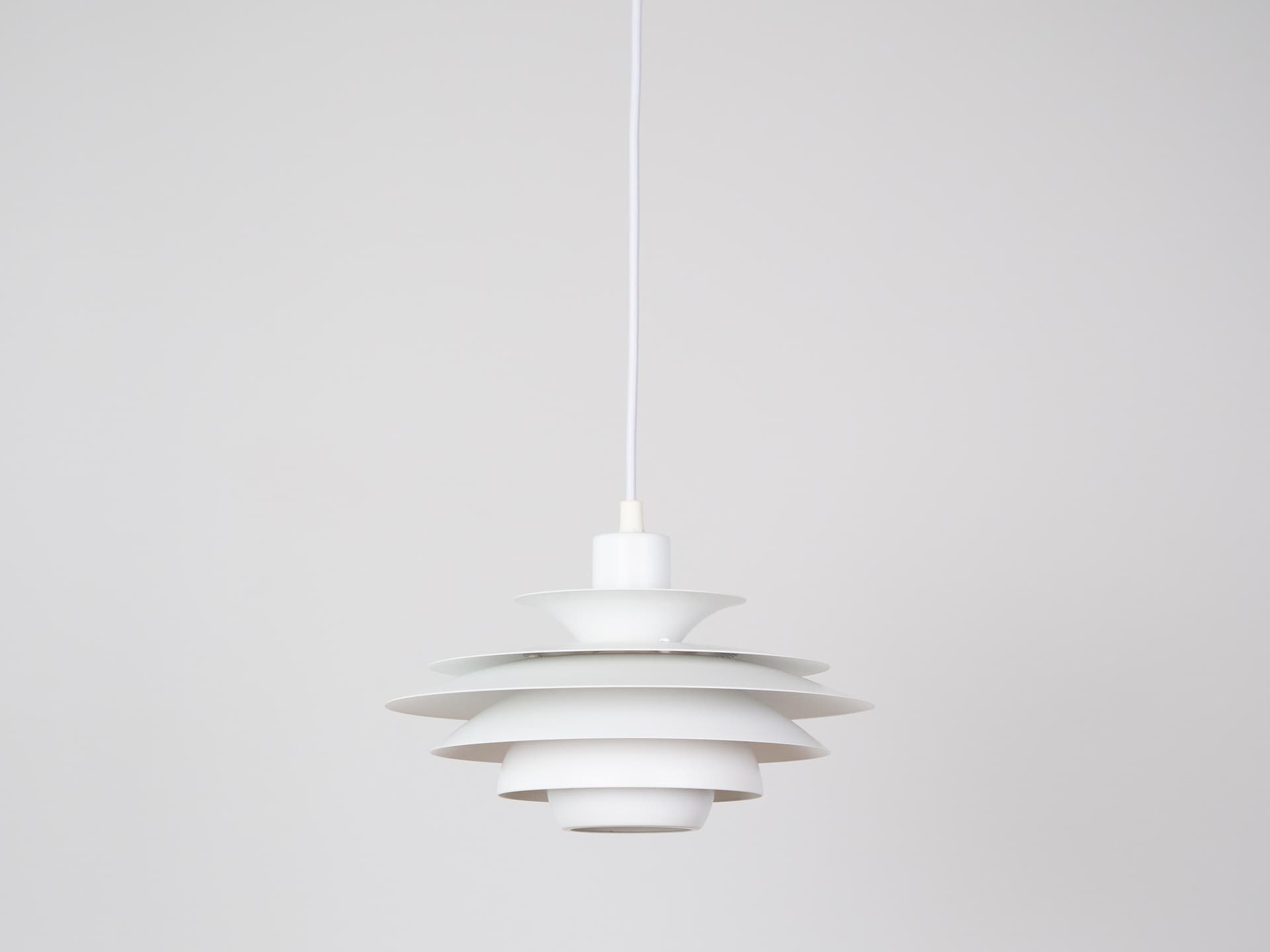 Para lamp wiszących Verona, aluminium biały, proj. K. Wiborg, Jeka, Dania, lata 80. - 342311