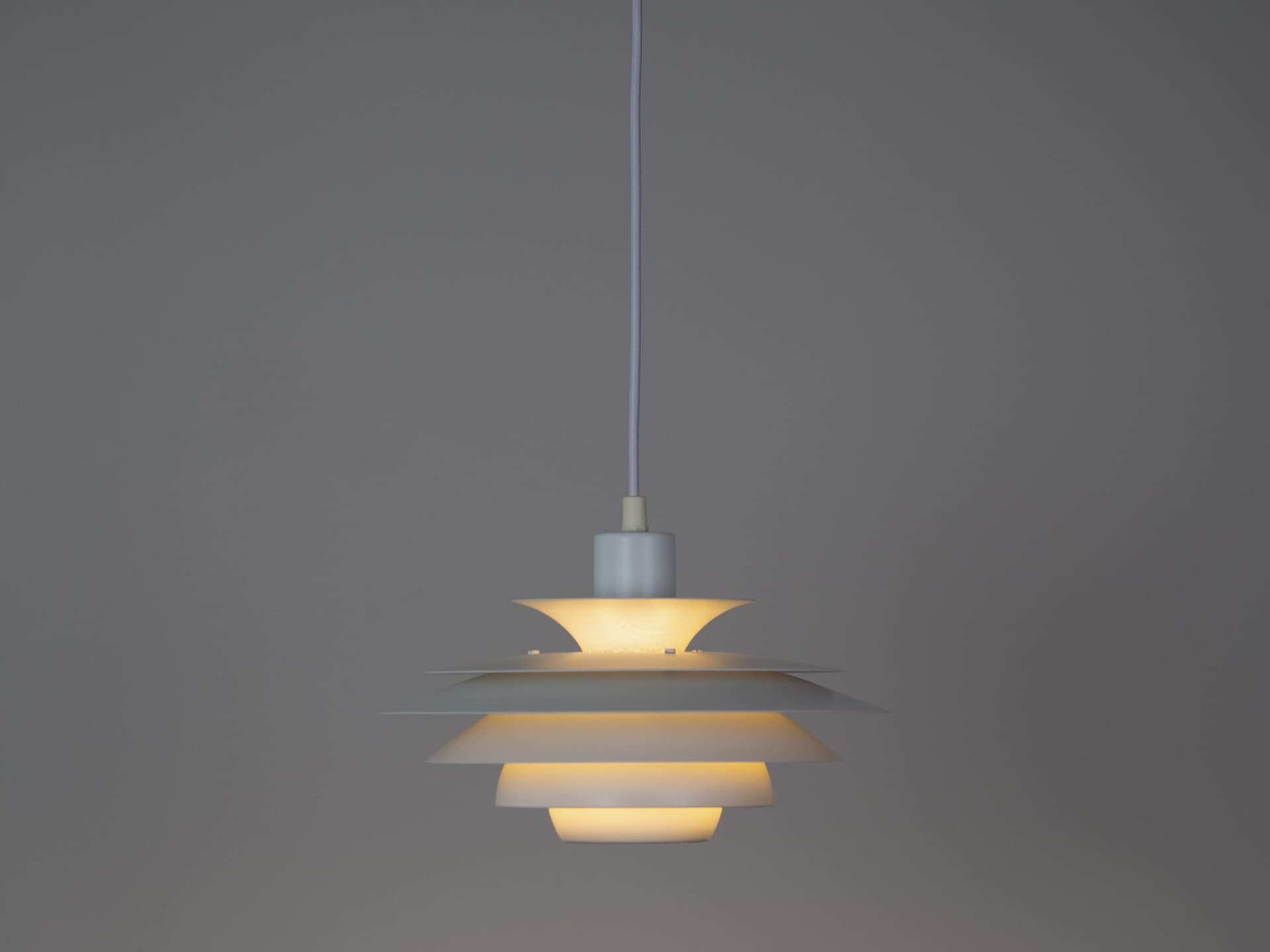 Para lamp wiszących Verona, aluminium biały, proj. K. Wiborg, Jeka, Dania, lata 80. - 342309