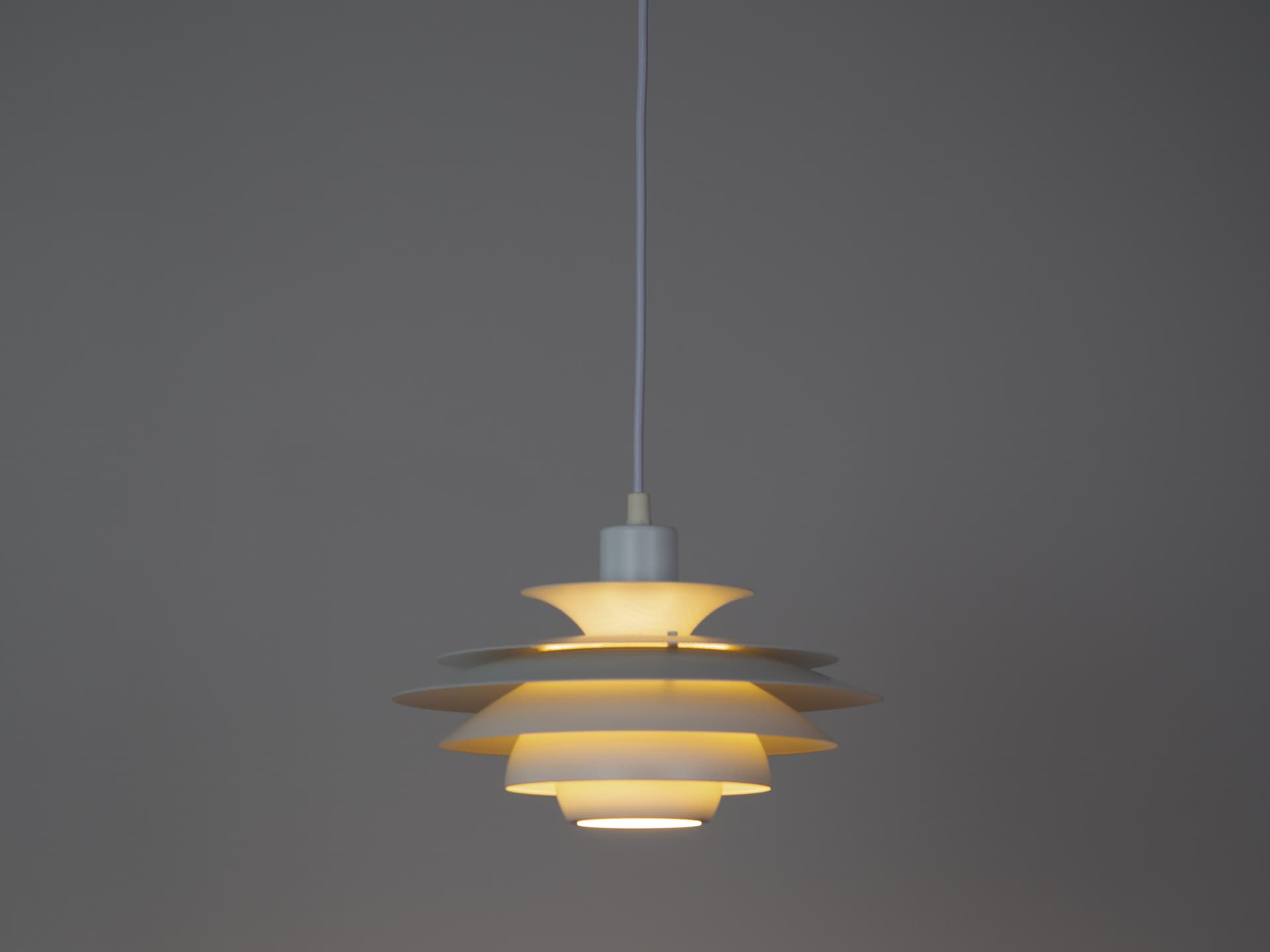 Para lamp wiszących Verona, aluminium biały, proj. K. Wiborg, Jeka, Dania, lata 80. - 342310