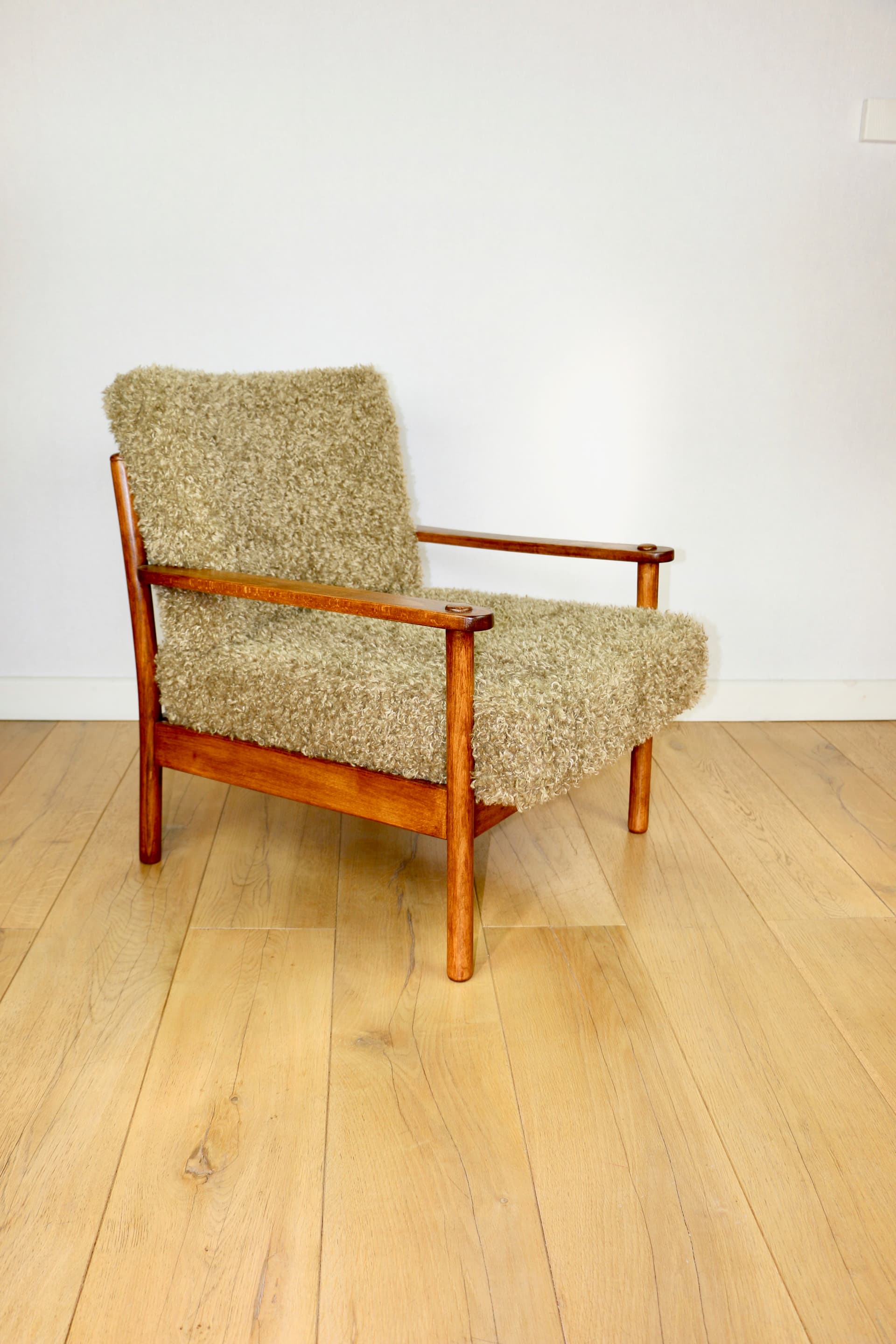 Fotel, oliwkowa zieleń beż, długie włosie, buk brąz, Polska, lata 70. - 342398