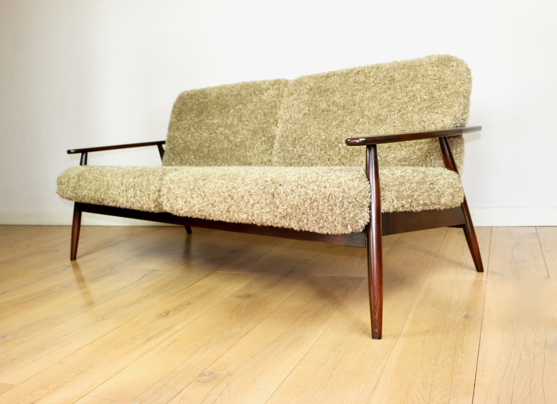 Sofa trzyosobowa, bouclé beżowy khaki, drewno orzech, Polska, lata 80. - 342402