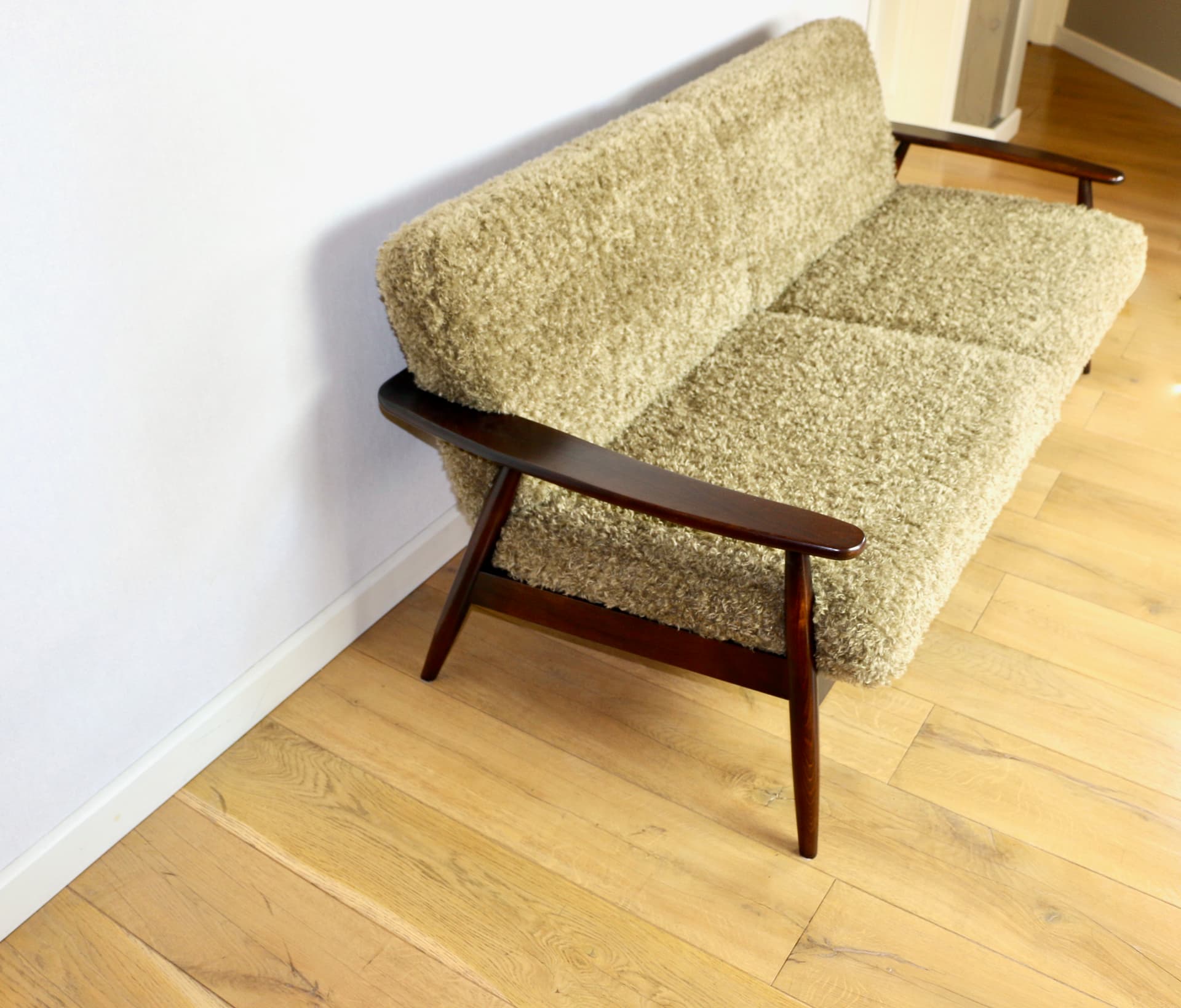 Sofa trzyosobowa, bouclé beżowy khaki, drewno orzech, Polska, lata 80. - 342400