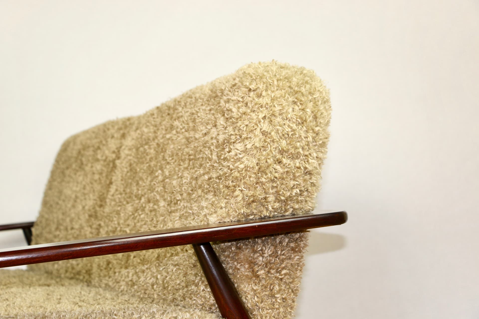 Sofa trzyosobowa, bouclé beżowy khaki, drewno orzech, Polska, lata 80. - 342409