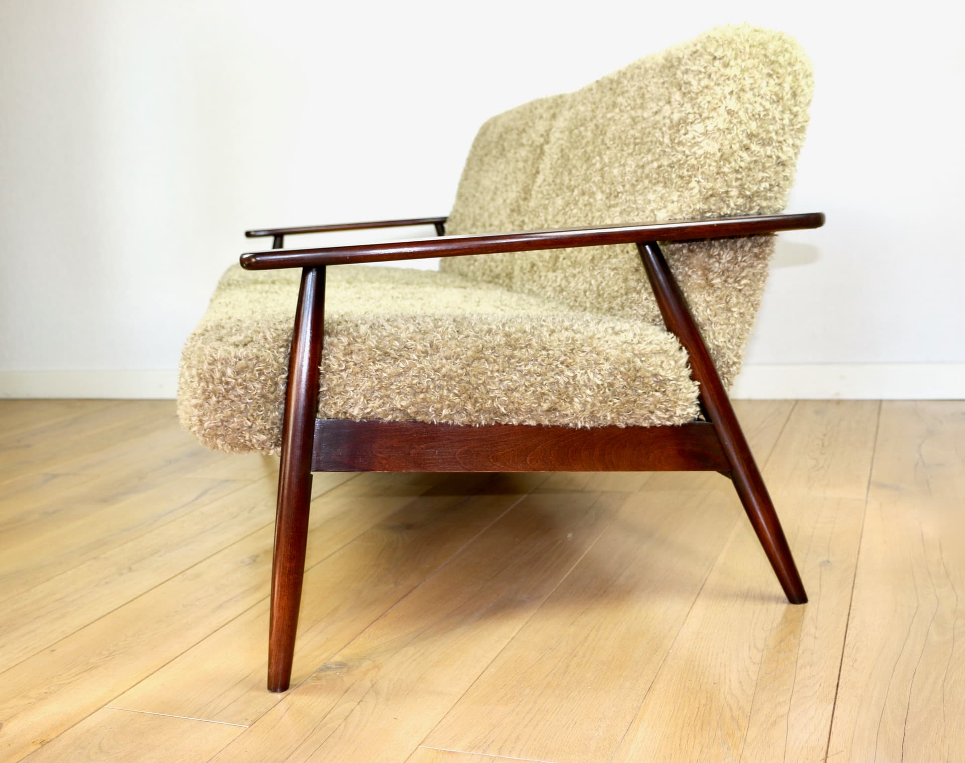 Sofa trzyosobowa, bouclé beżowy khaki, drewno orzech, Polska, lata 80. - 342403