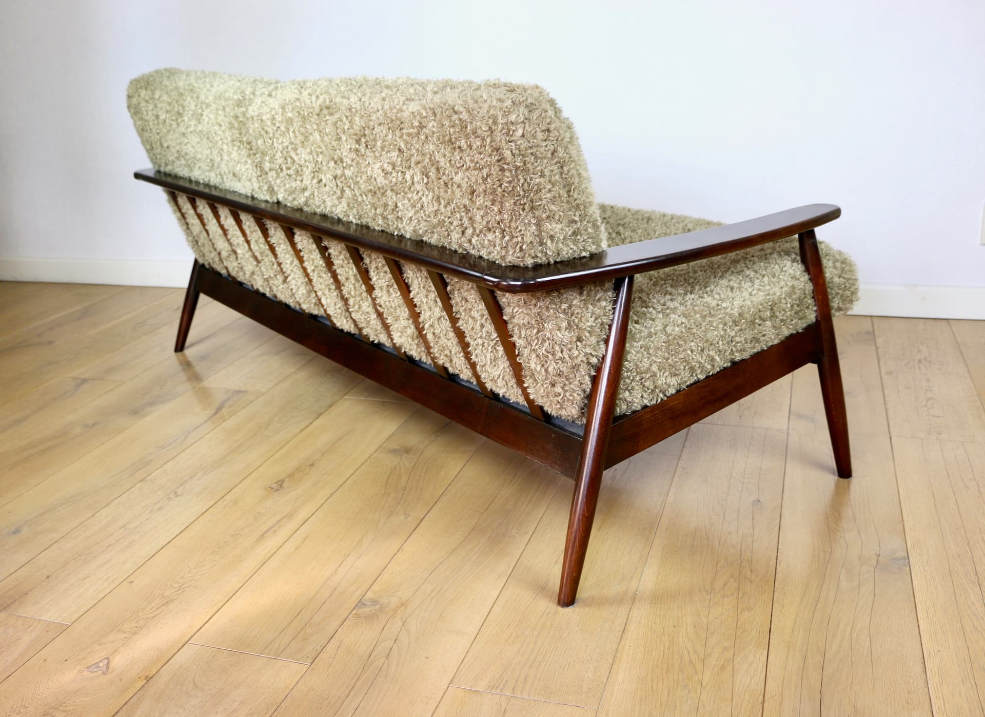 Sofa trzyosobowa, bouclé beżowy khaki, drewno orzech, Polska, lata 80. - 342412
