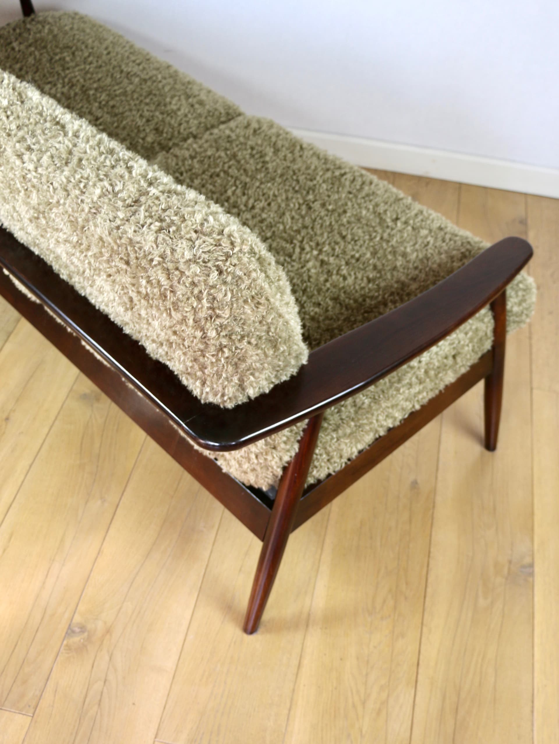 Sofa trzyosobowa, bouclé beżowy khaki, drewno orzech, Polska, lata 80. - 342405