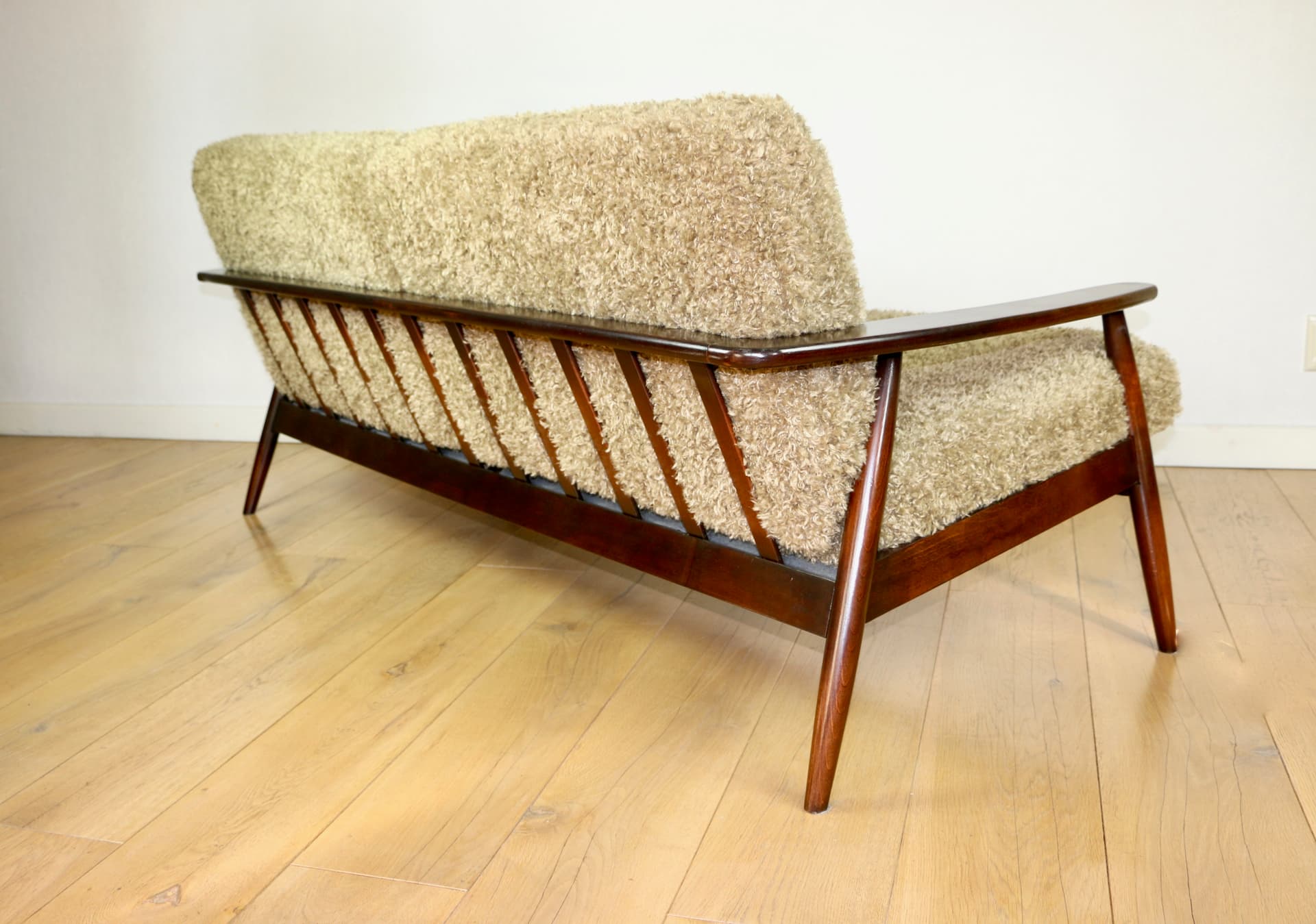 Sofa trzyosobowa, bouclé beżowy khaki, drewno orzech, Polska, lata 80. - 342411