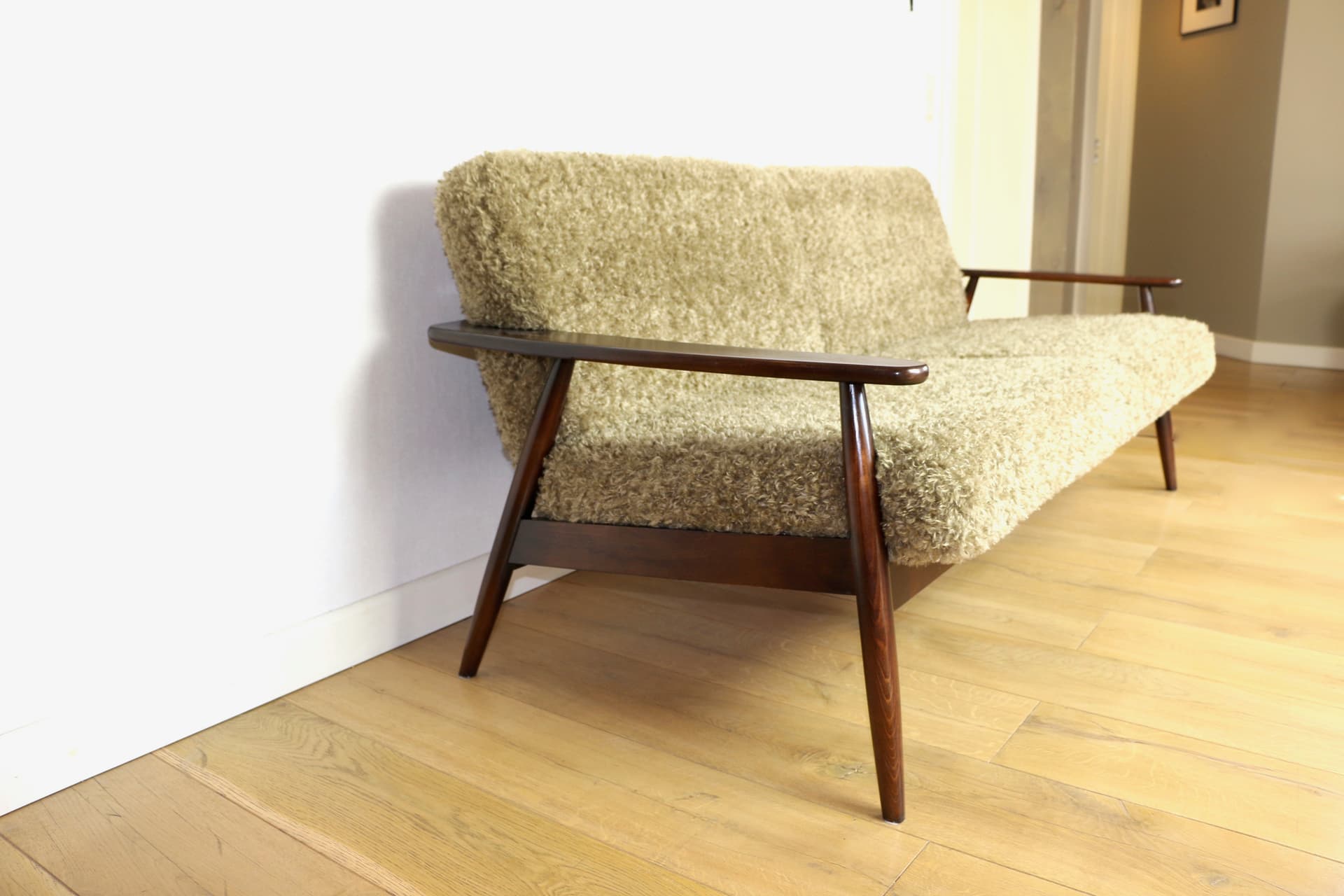 Sofa trzyosobowa, bouclé beżowy khaki, drewno orzech, Polska, lata 80. - 342401
