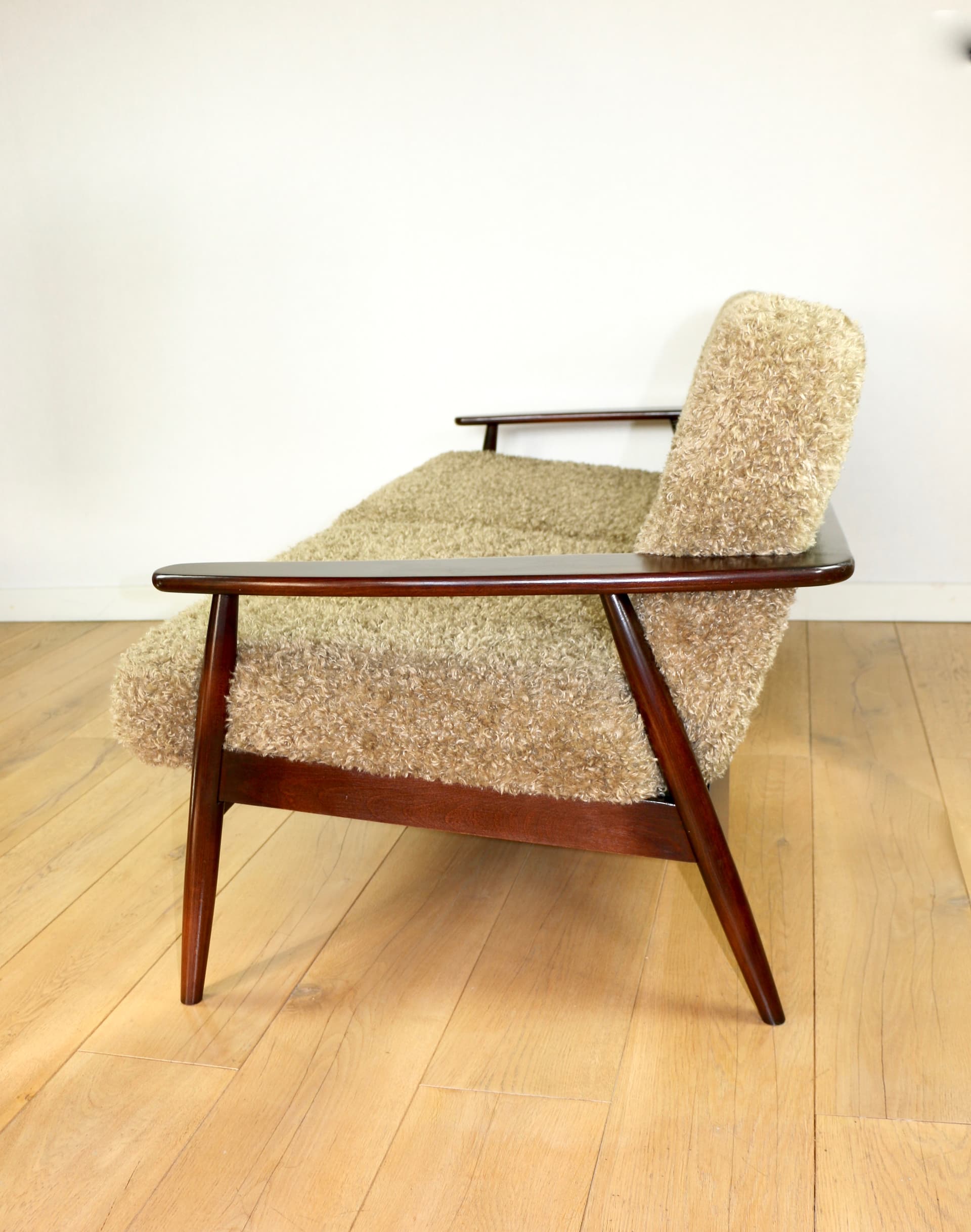 Sofa trzyosobowa, bouclé beżowy khaki, drewno orzech, Polska, lata 80. - 342404
