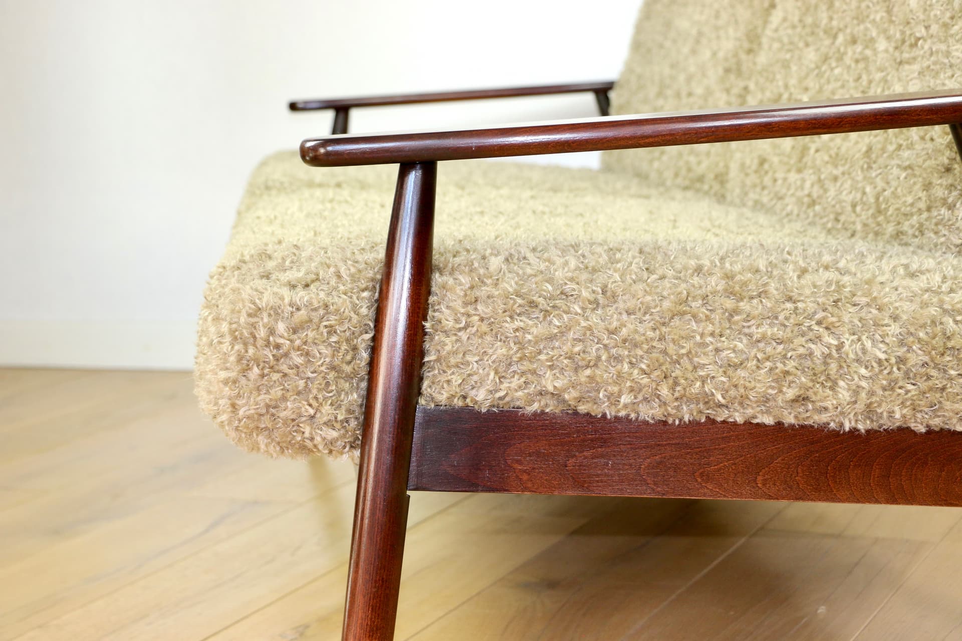Sofa trzyosobowa, bouclé beżowy khaki, drewno orzech, Polska, lata 80. - 342408