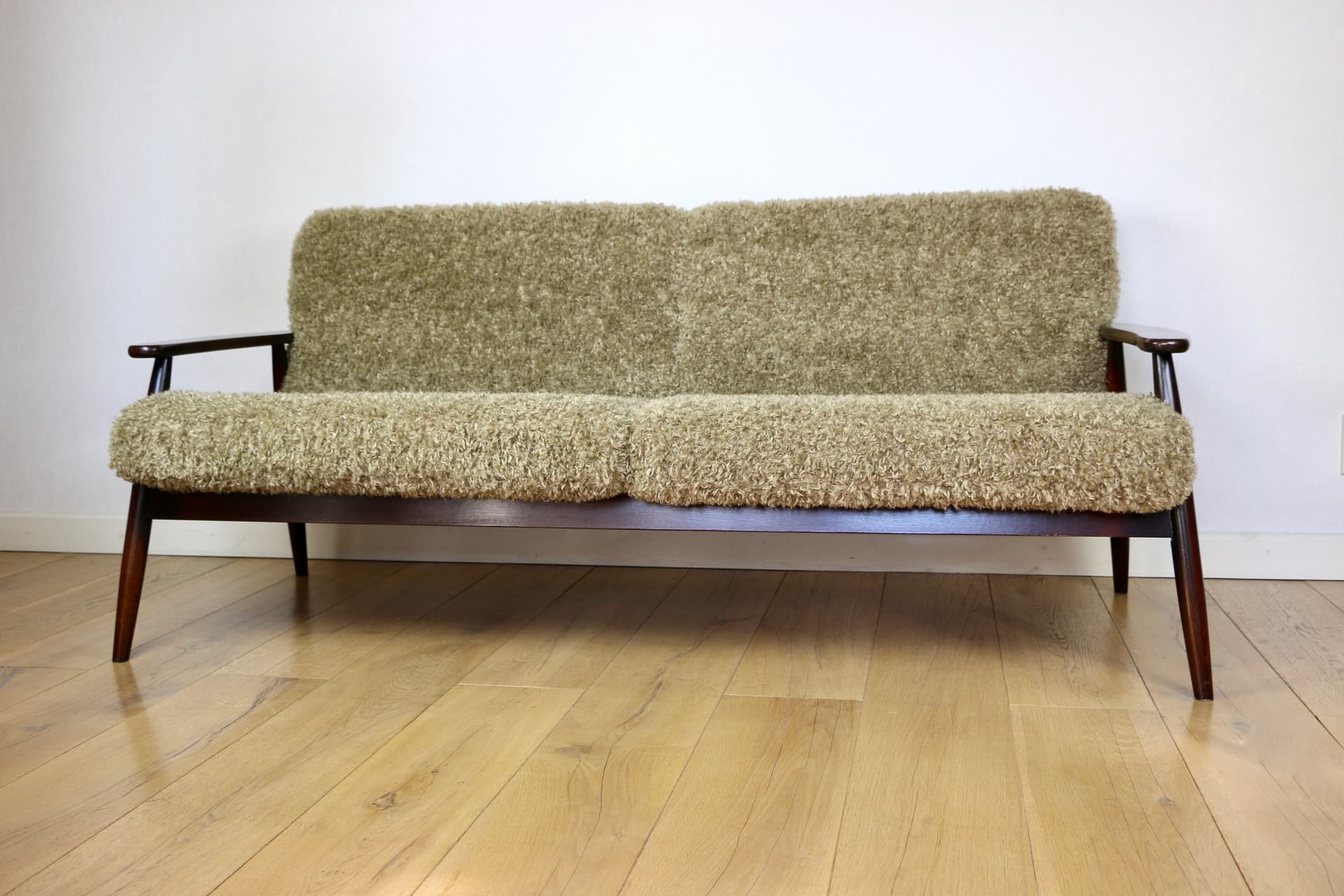 Sofa trzyosobowa, bouclé beżowy khaki, drewno orzech, Polska, lata 80. - 342406