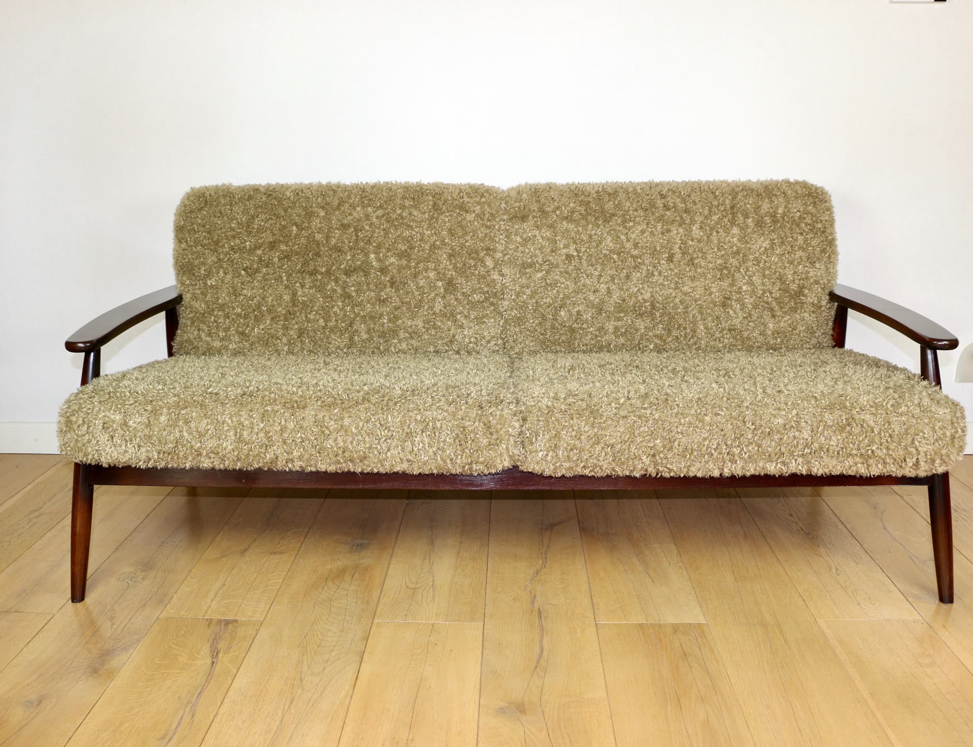 Sofa trzyosobowa, bouclé beżowy khaki, drewno orzech, Polska, lata 80. - 342407