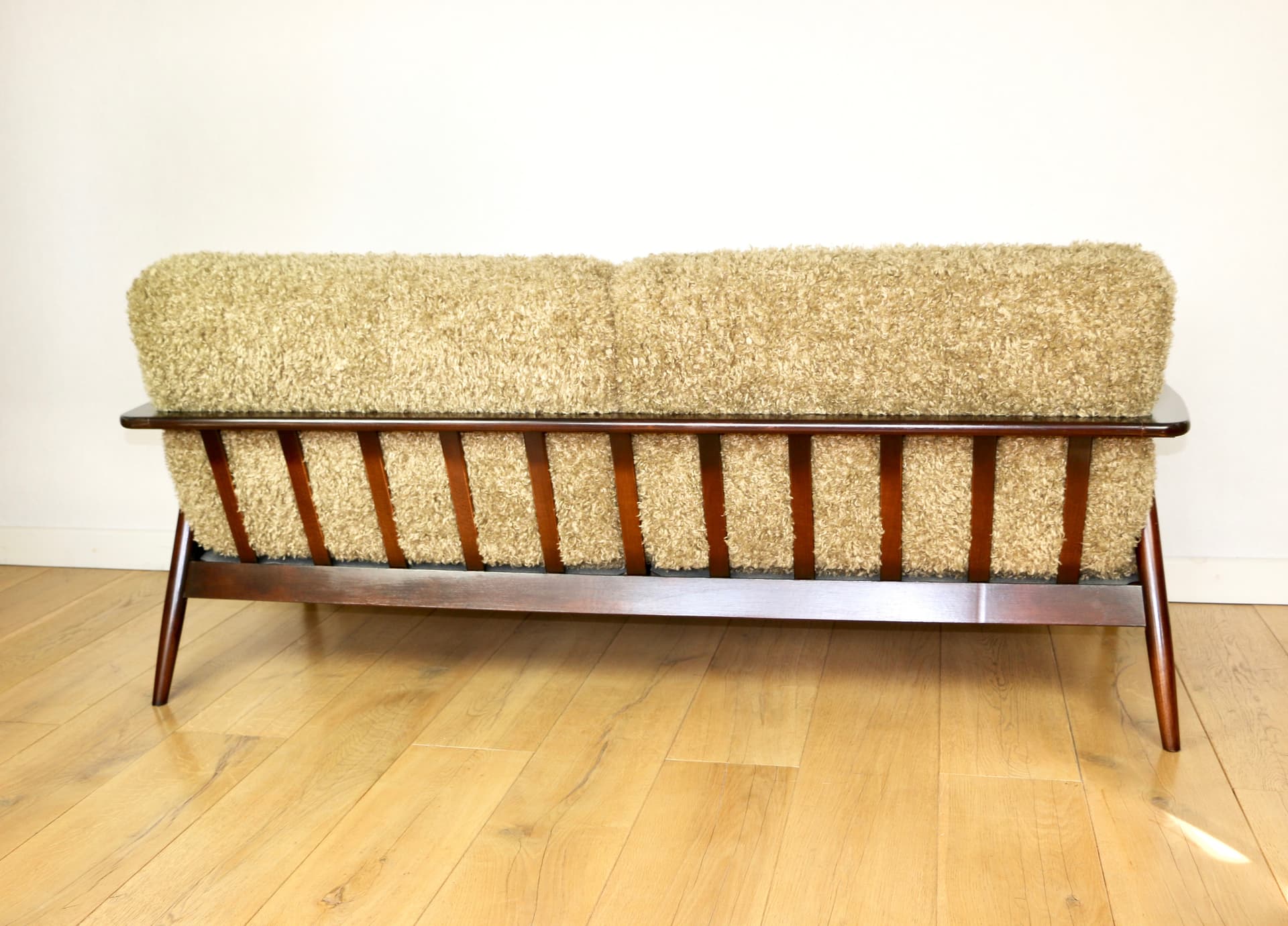 Sofa trzyosobowa, bouclé beżowy khaki, drewno orzech, Polska, lata 80. - 342410