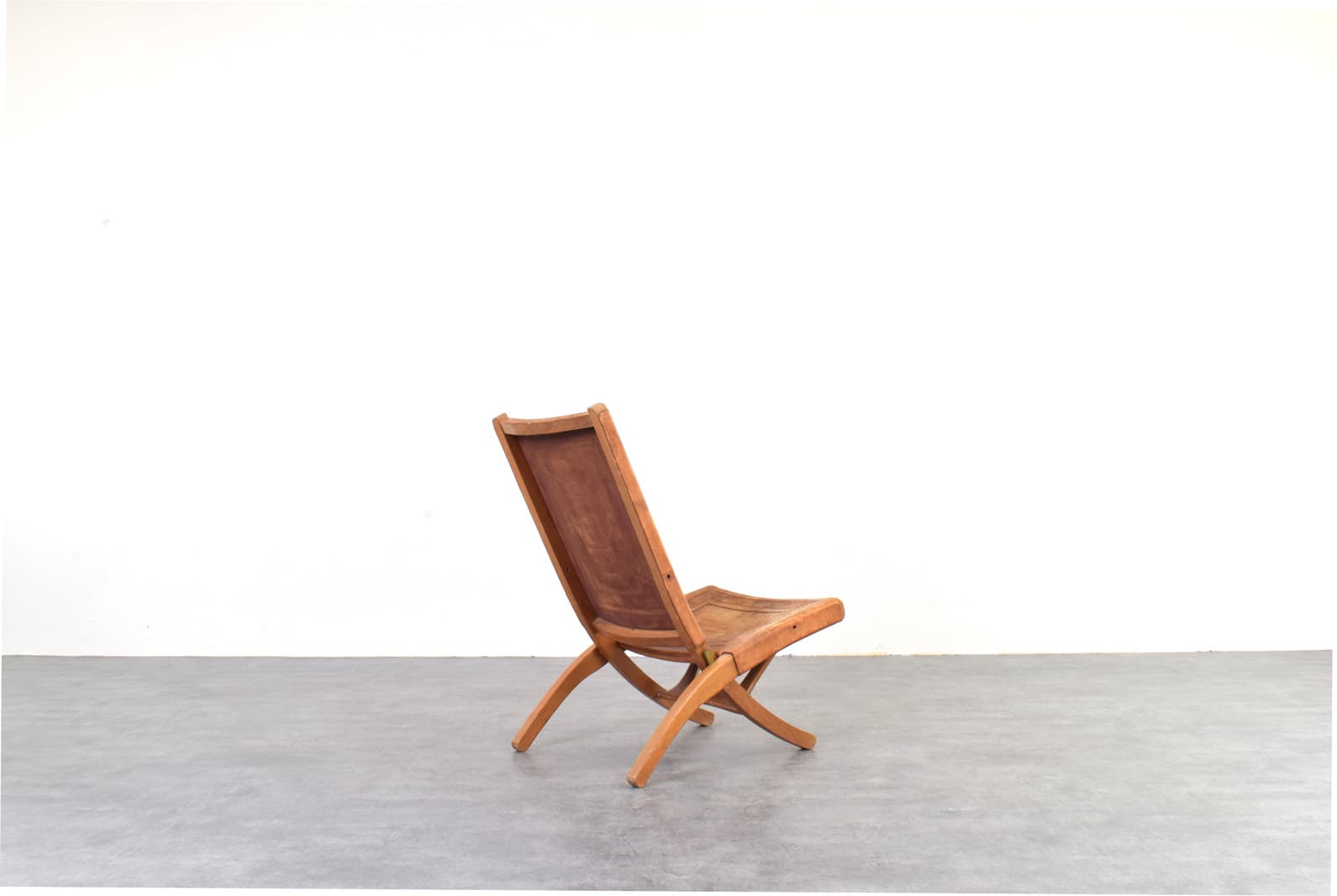 Fotel, brązowa skóra, drewno meranti, proj. Á. Pazmiño, Muebles de Estilo, Ekwador, lata 60. - 342728