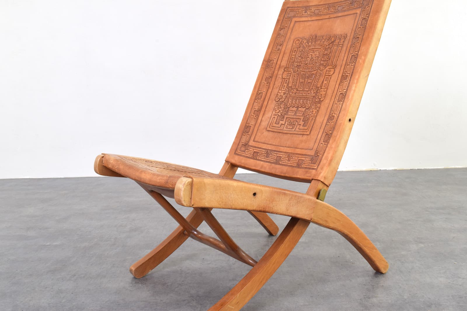 Fotel, brązowa skóra, drewno meranti, proj. Á. Pazmiño, Muebles de Estilo, Ekwador, lata 60. - 342731