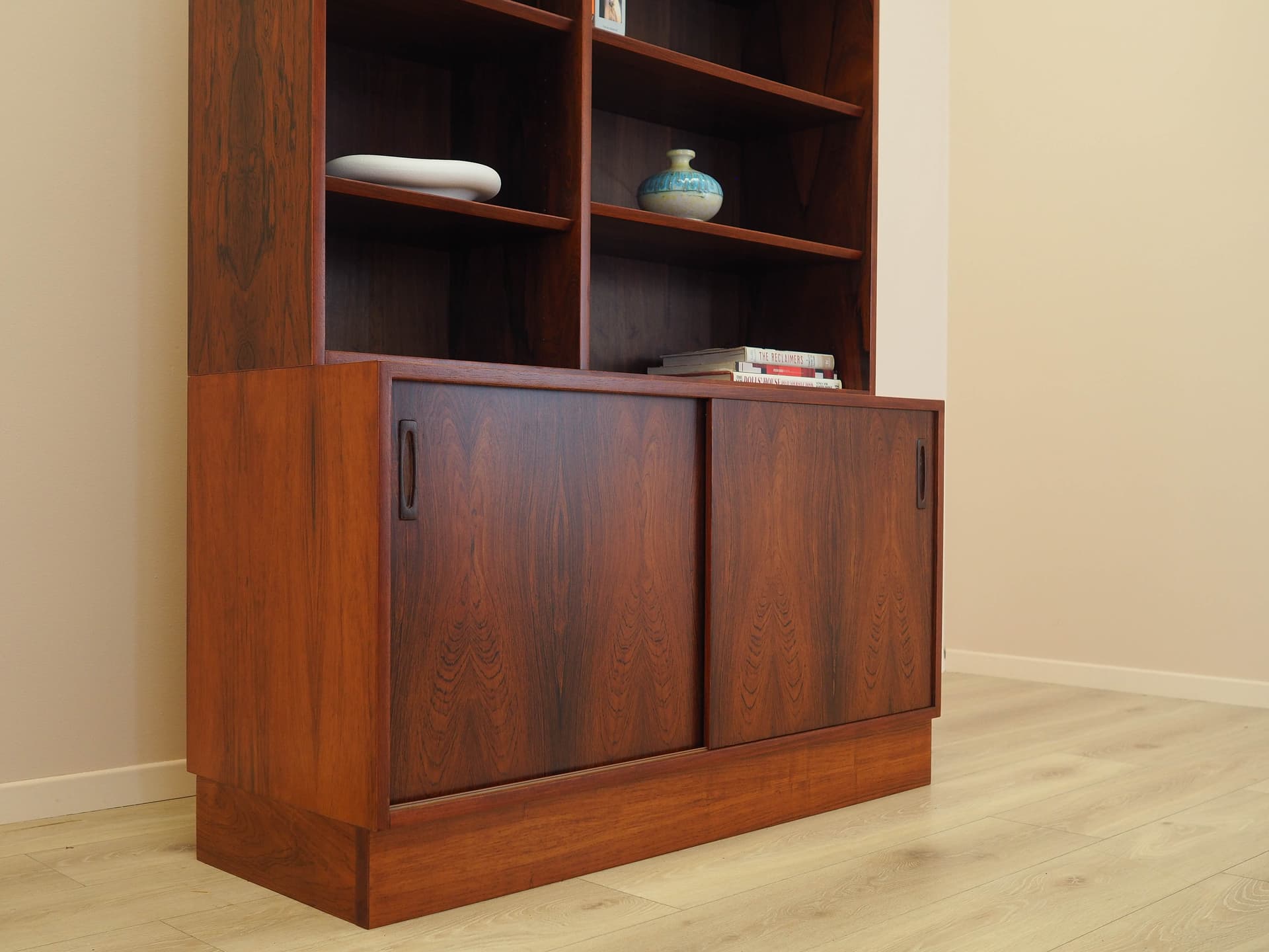 Bookcase, brown-red rosewood, Hundevad&Co., Denmark, 1970s. - 342951