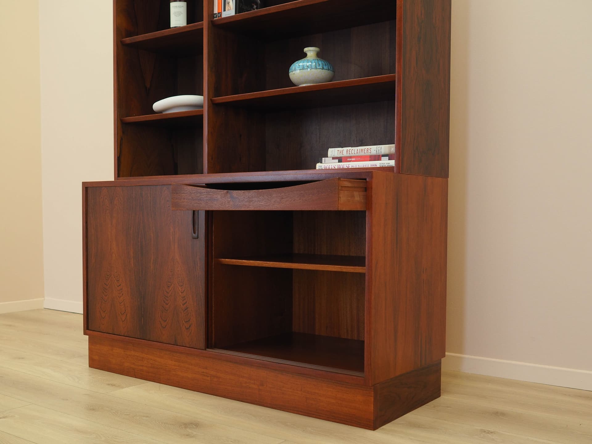 Bookcase, brown-red rosewood, Hundevad&Co., Denmark, 1970s. - 342953