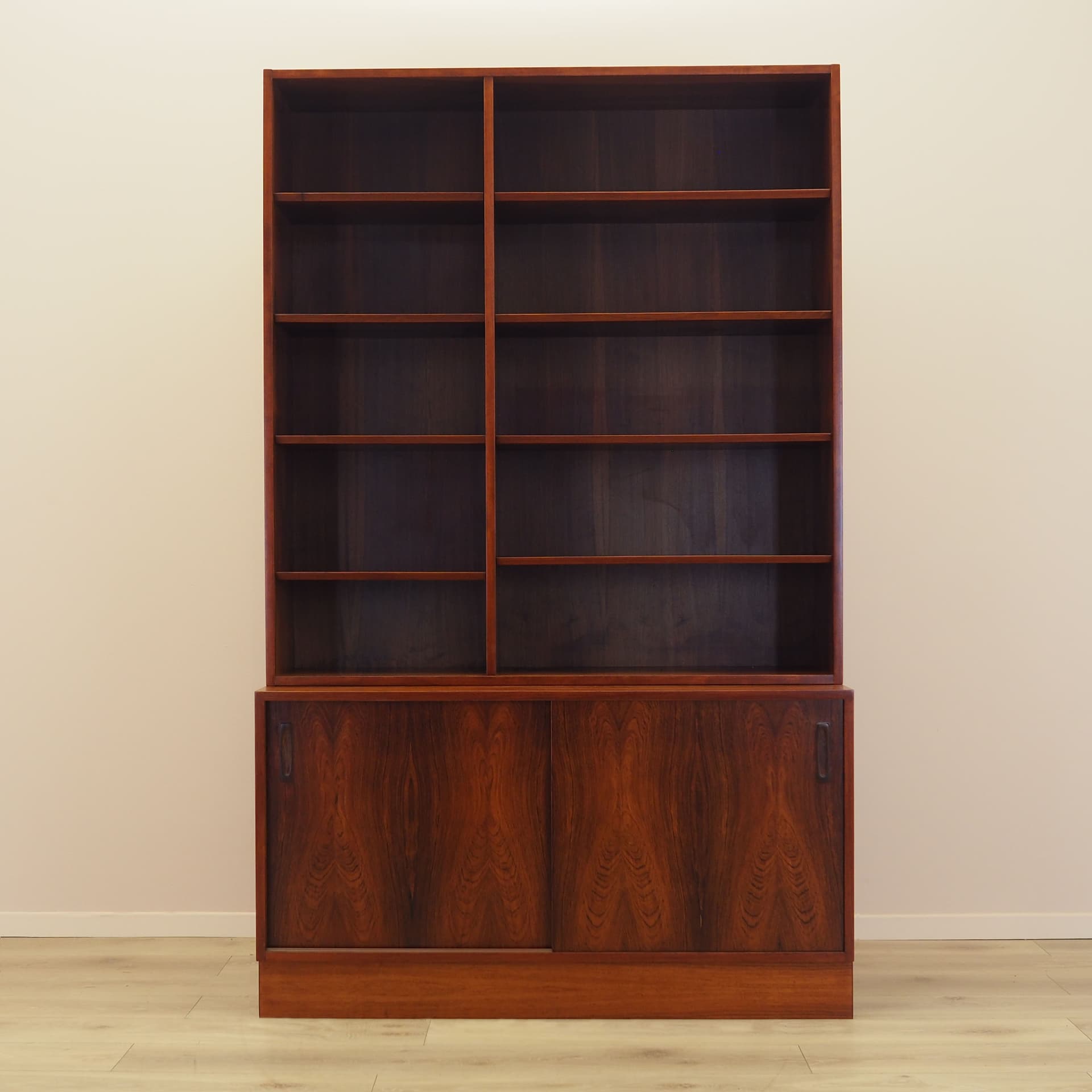 Bookcase, brown-red rosewood, Hundevad&Co., Denmark, 1970s. - 342947