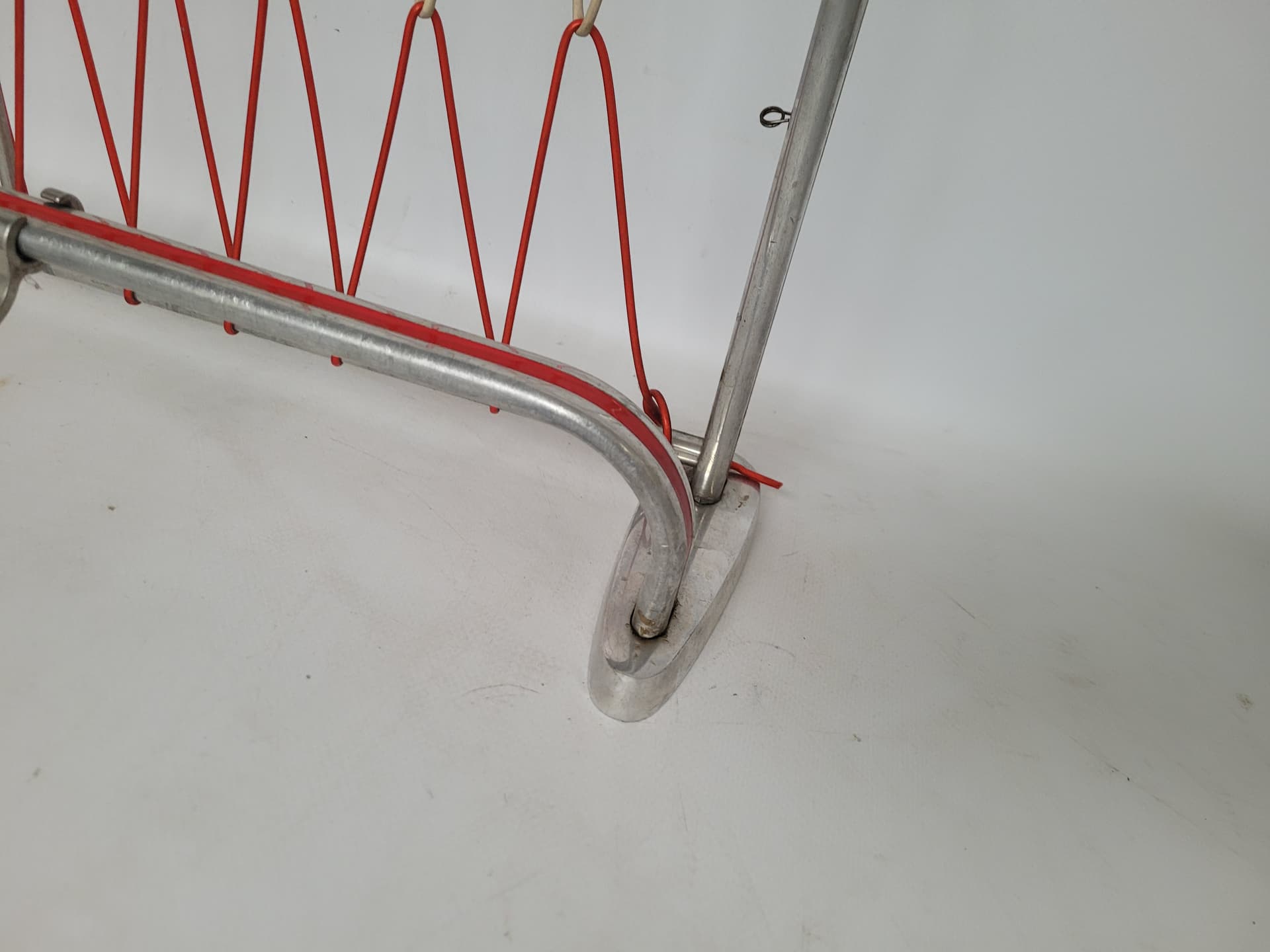 Wall-mounted rack, silver aluminium, red plastic, Germany, 1970s. - 343008