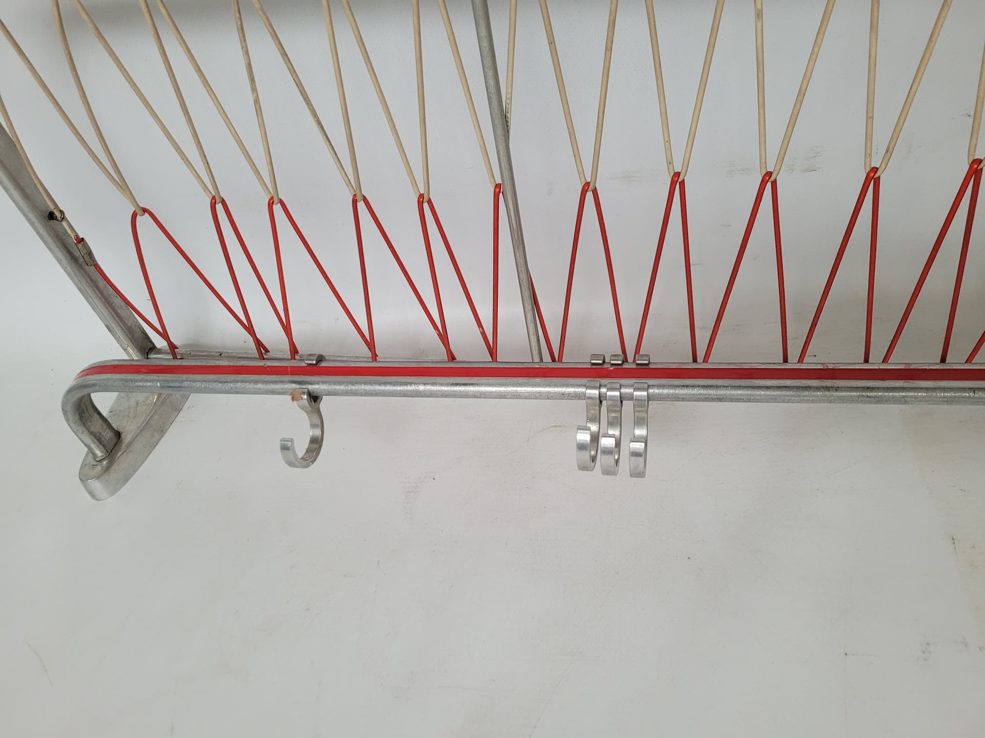 Wall-mounted rack, silver aluminium, red plastic, Germany, 1970s. - 343013