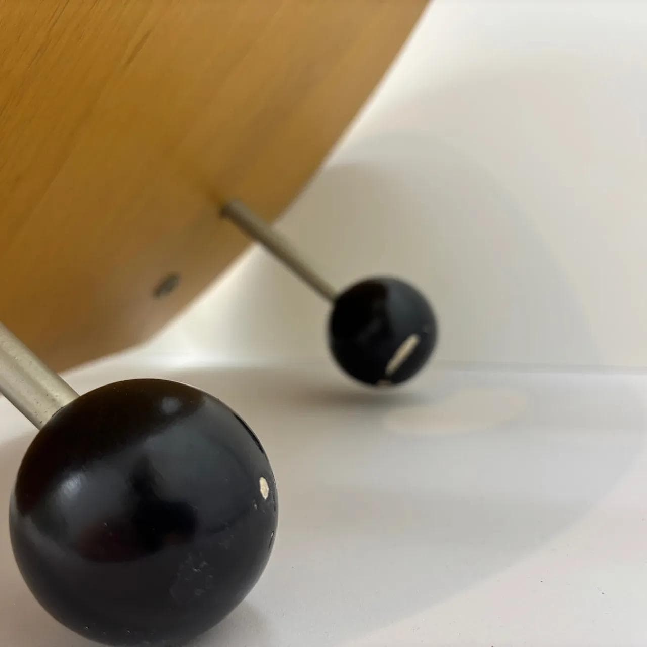 Gazetnik, drewno olcha żółty, buk czarny, Niemcy, lata 80. - 25449